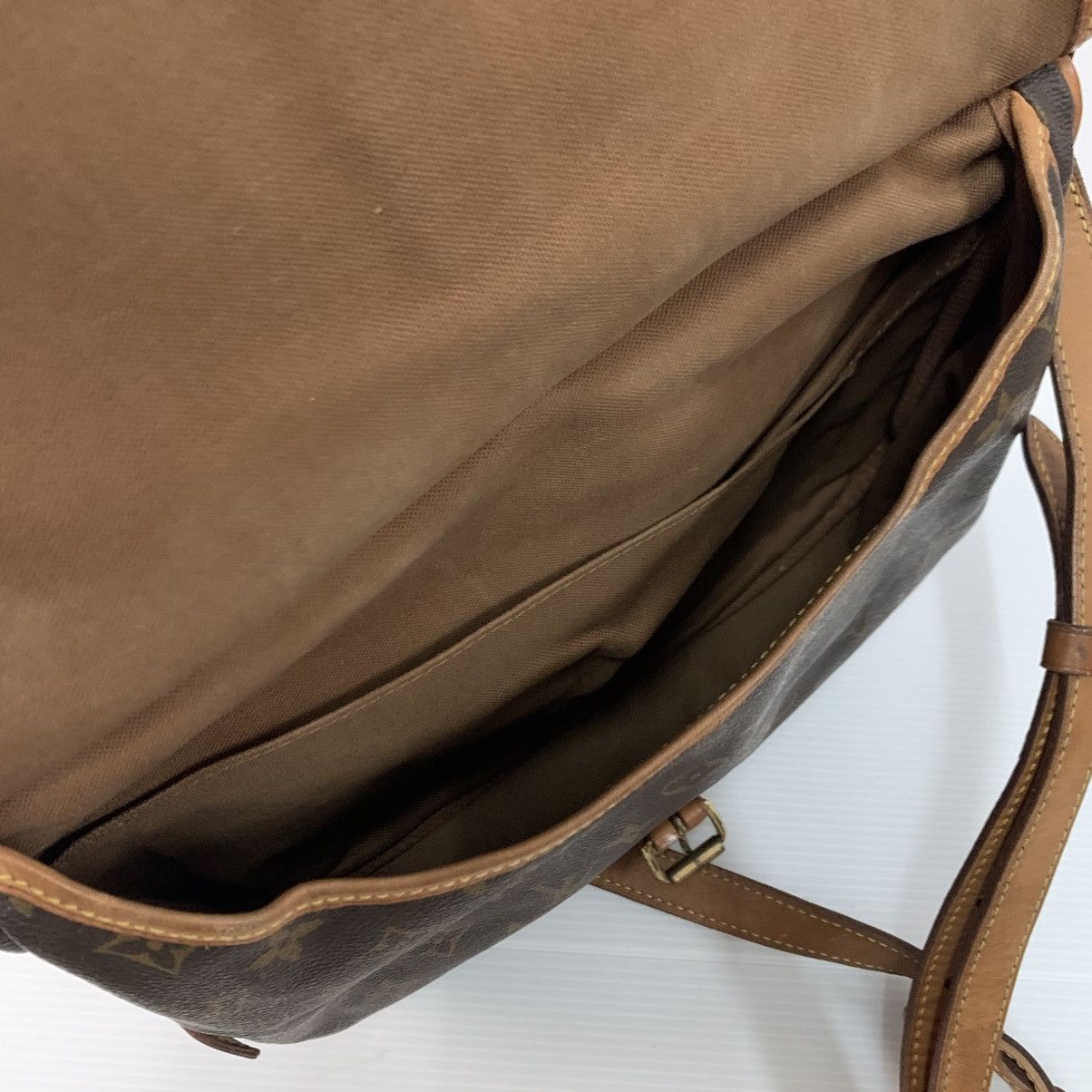 Louis Vuitton Louis Vuitton Monogram Saumur 30 Slingbag Size ONE SIZE - 12 Thumbnail