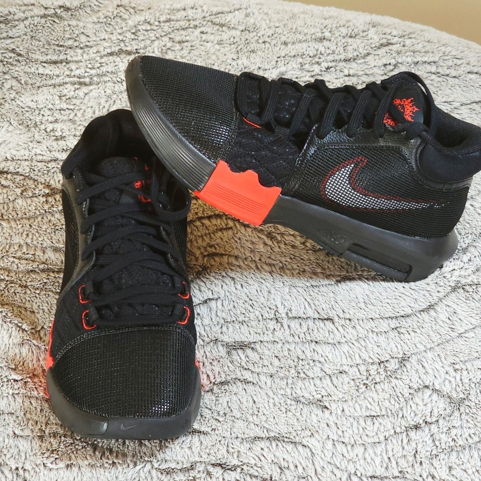 Nike NWOB Nike LeBron Witness 8 "Bred" Black University Red-Sz 9 Size US 9 / EU 42 - 1 Thumbnail