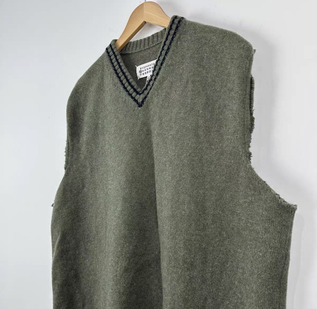 Maison Margiela Maison Margiela V-neck Wool Vest J42 Size US L / EU 52-54 / 3 - 4 Thumbnail
