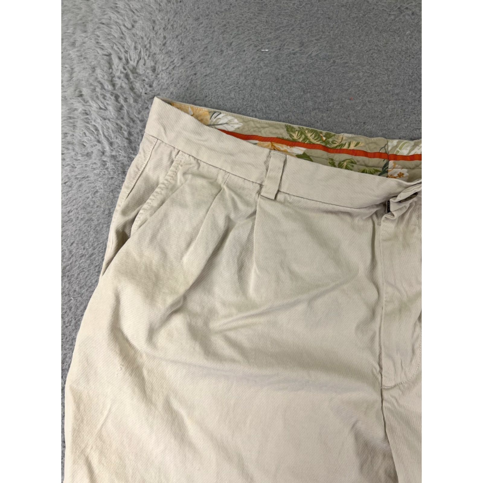 Tommy Bahama Tommy Bahama Shorts Men Bermuda 38 Beige Pleated Silk Blend Golf 38x9 Cargo Pockets Vintage No Size US 38 / EU 54 - 4 Thumbnail