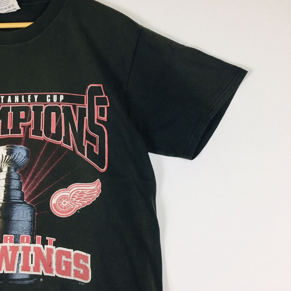 Lee × NHL × Nutmeg Vintage 1997 Faded Stanley Cup Detroit Red Wings Size US M / EU 48-50 / 2 - 5 Thumbnail
