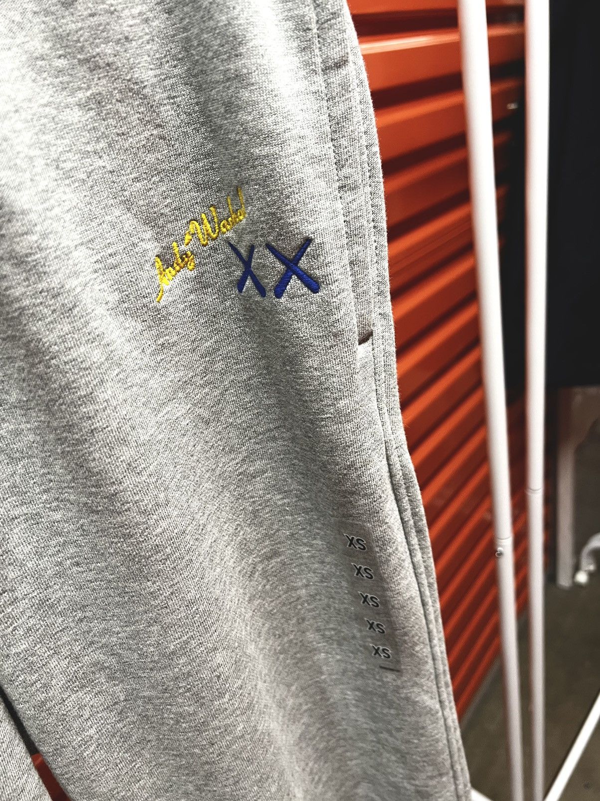 Andy Warhol × Kaws × Uniqlo Kaws Companion Andy Warhol Uniqlo Grey Sweatpants size XS Size US 28 / EU 44 - 5 Thumbnail