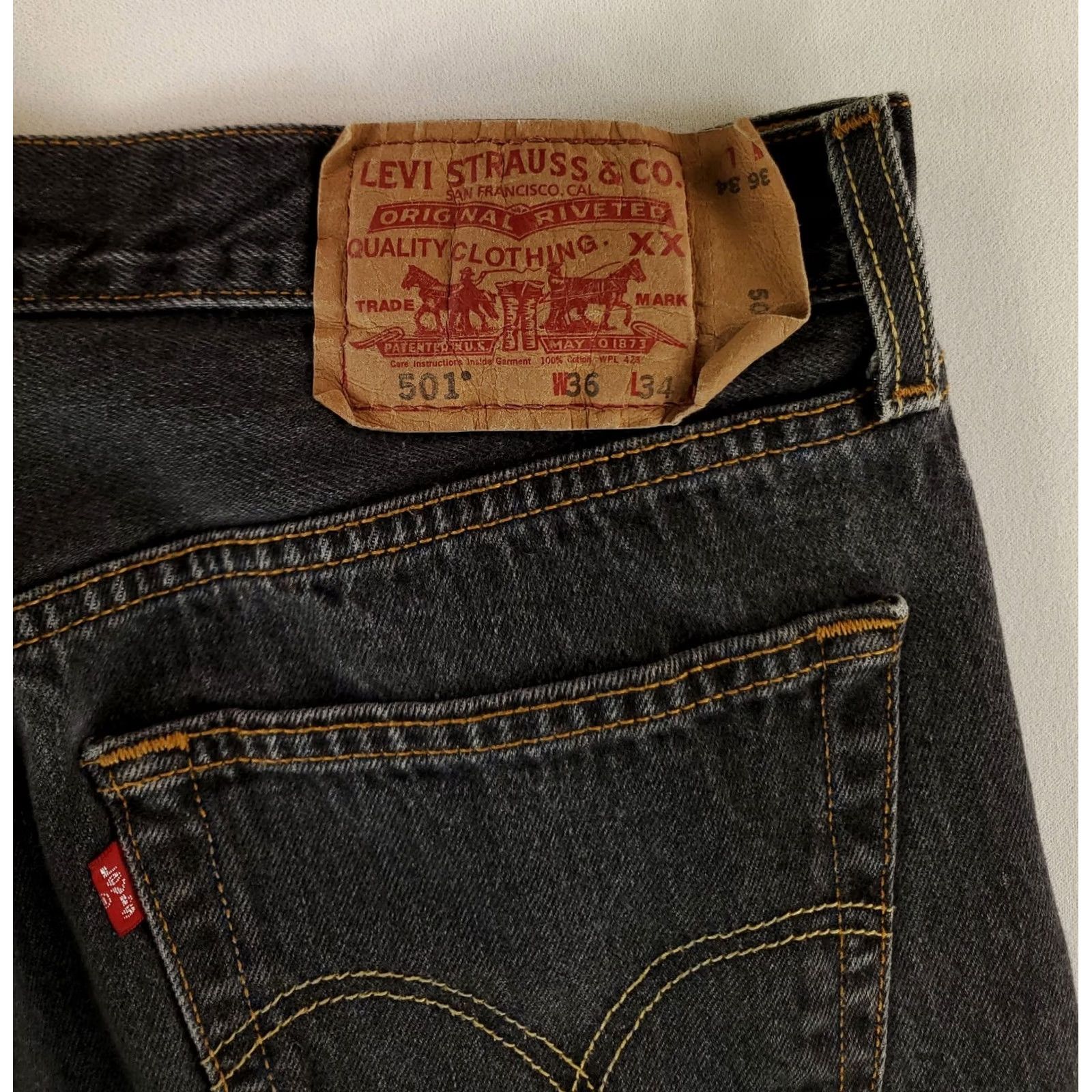 Levi's VINTAGE Levi's 501 Jeans Black Mens 34x30.5 34x30.5 Actual Straight Jeans Mens Black 501 Y2K Levi's Jeans 501 Mens Black 34x30.5 Size US 34 / EU 50 - 4 Thumbnail