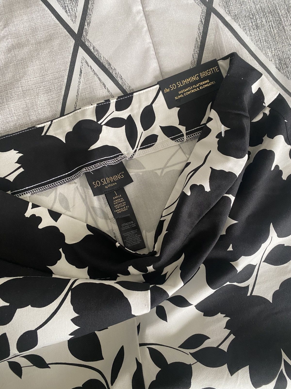 Chicos NWOT Chico's So Slimming black & white Brigitte pants Size 30" / US 8 / IT 44 - 8 Thumbnail