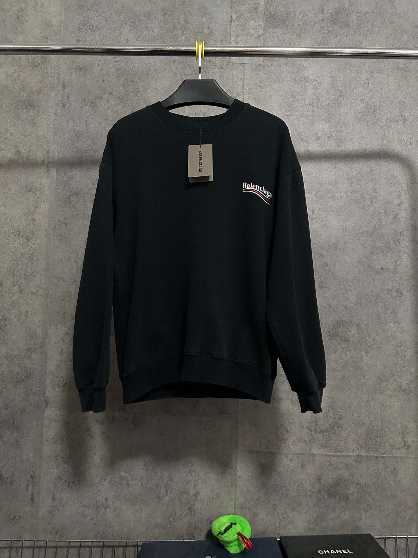 Balenciaga balenciaga black logo crewneck sweatshirt Size US S / EU 44-46 / 1 - 1 Thumbnail