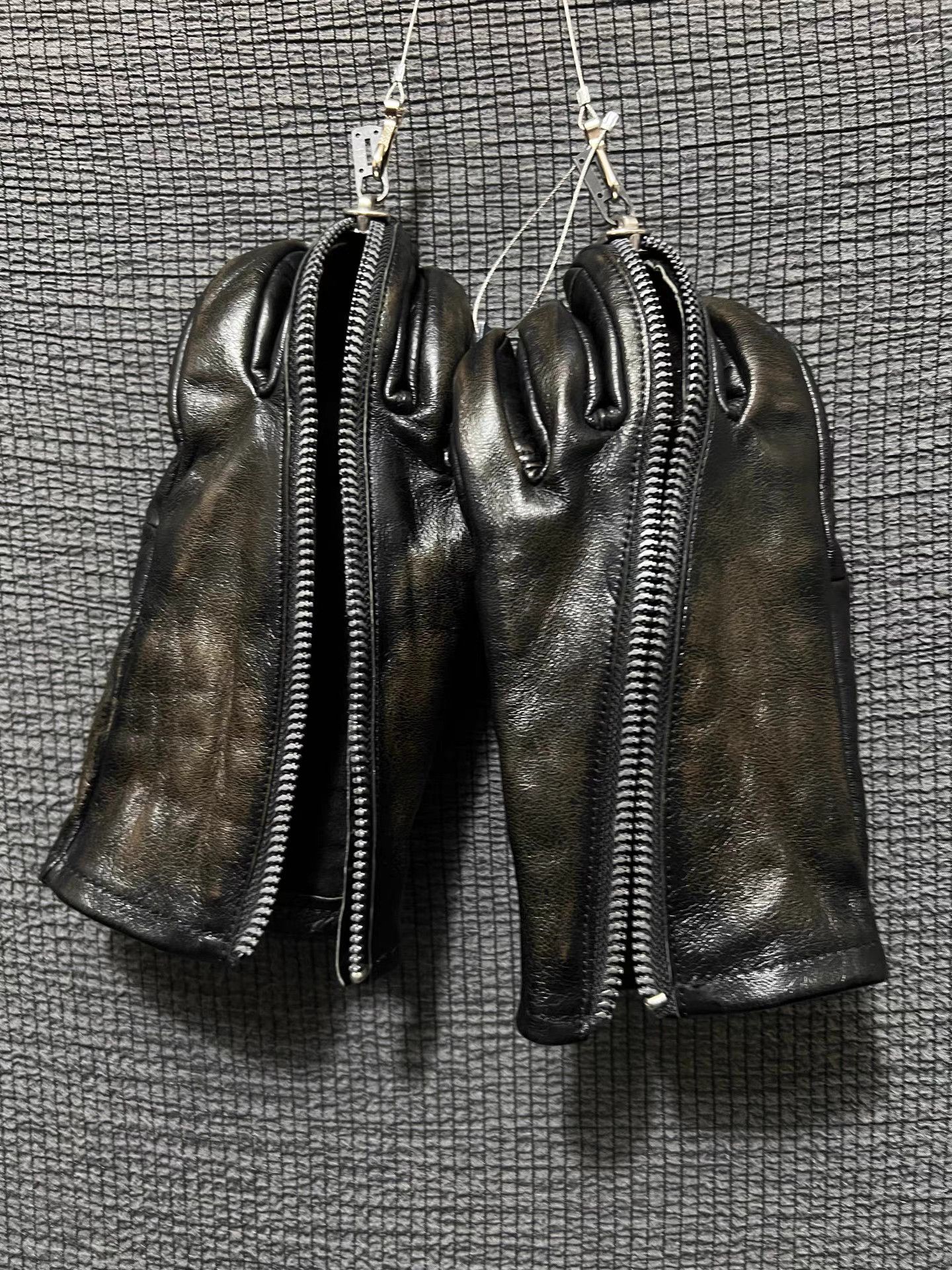 D.Hygen D.HYGEN avant-garde horsehide zip middle finger gloves Size ONE SIZE - 5 Thumbnail