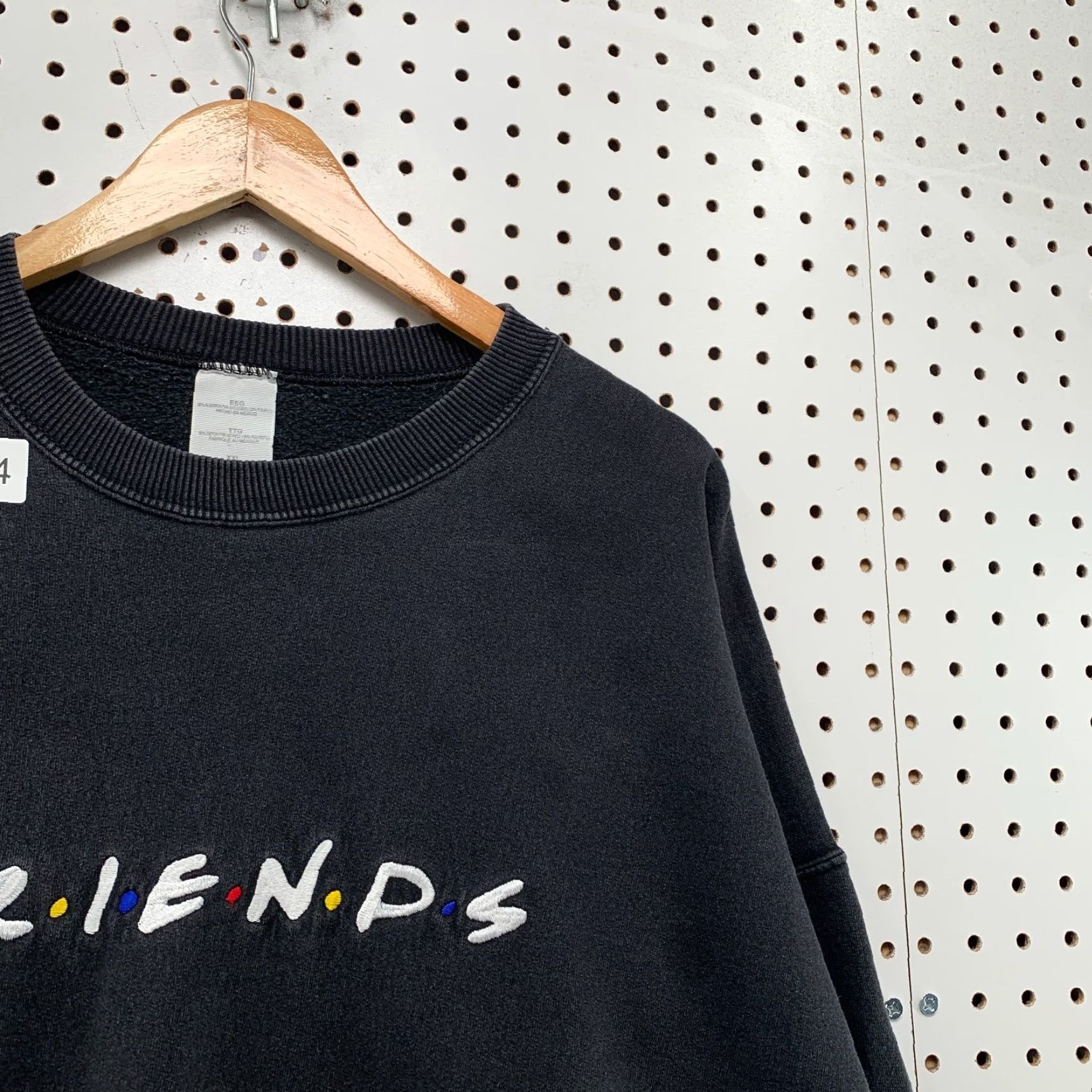 Fruit Of The Loom Vintage Friends TV Show Sweatshirt Mens 2XL Faded Black Embroidered Pullover 90s Size US XXL / EU 58 / 5 - 6 Thumbnail