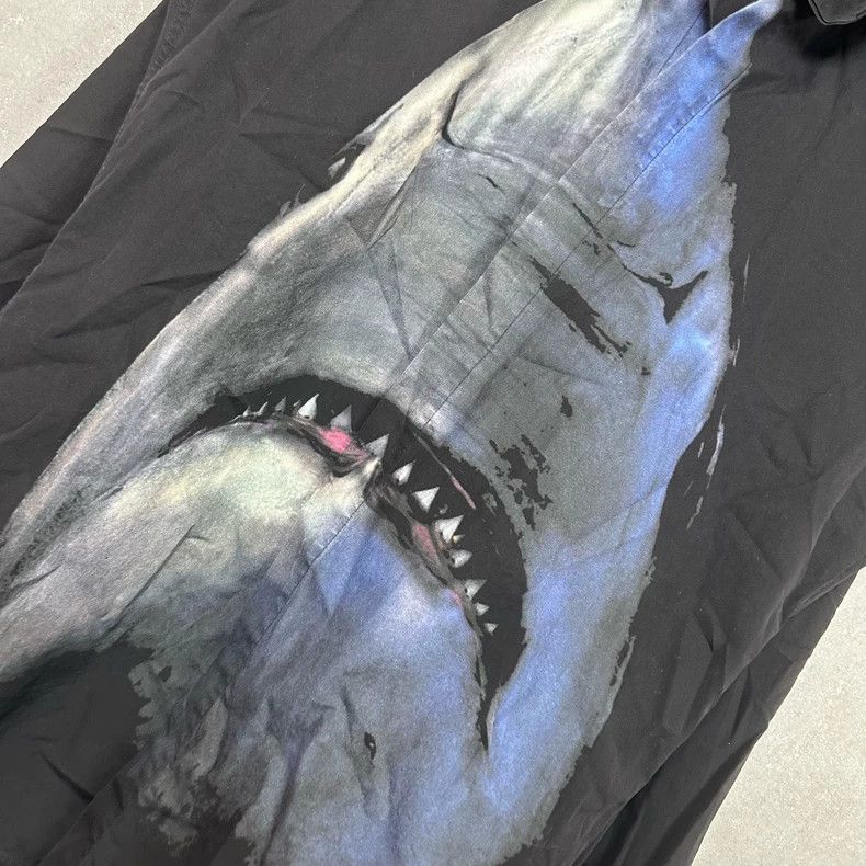 Givenchy Givenchy Limited edition shark shirt Size US XL / EU 56 / 4 - 3 Thumbnail