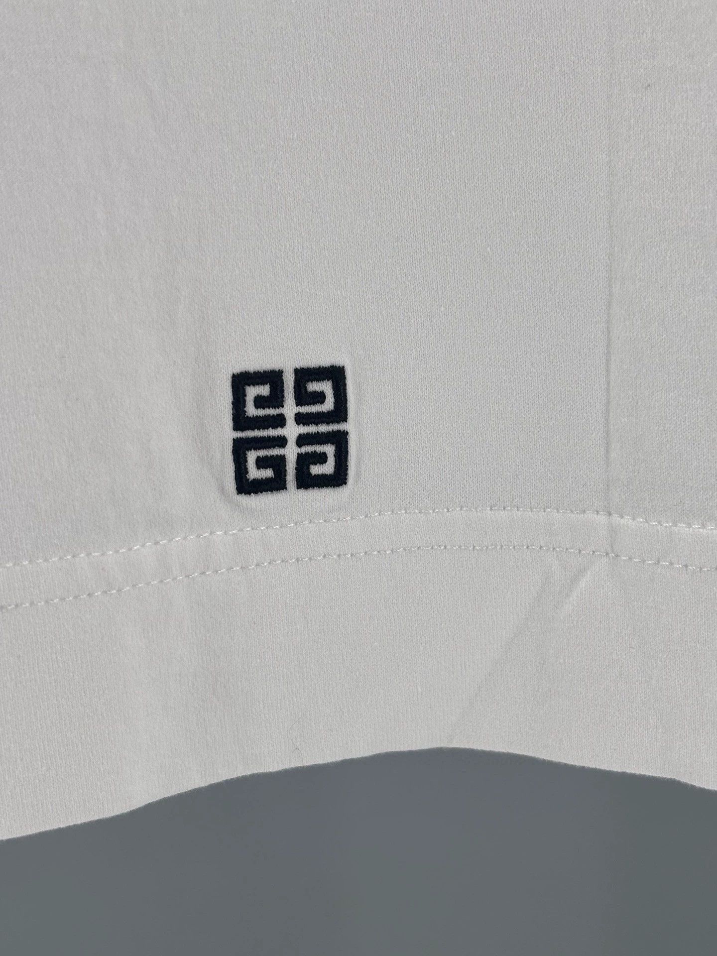 Givenchy Givenchy Men's White T-Shirt with Logo Size US S / EU 44-46 / 1 - 4 Thumbnail