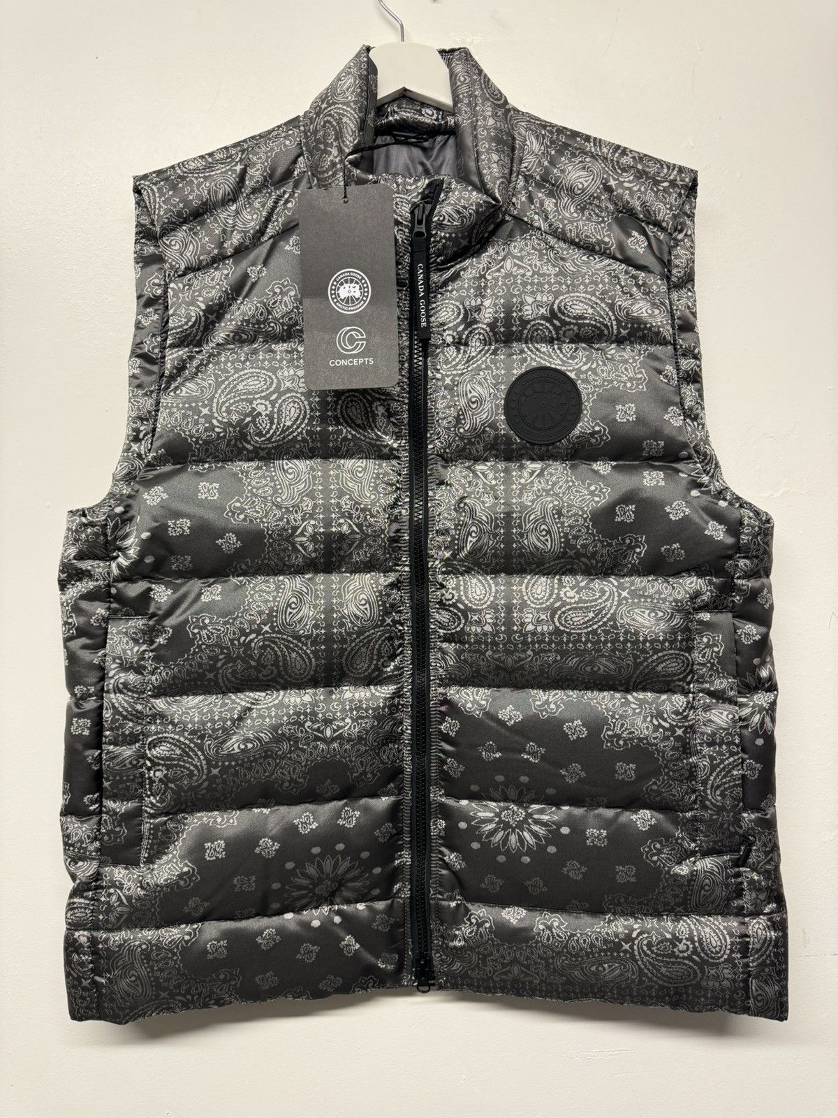 image of Canada Goose Crofton Vest Flint Iridescent Bandana in Grey, Men's (Size XL)