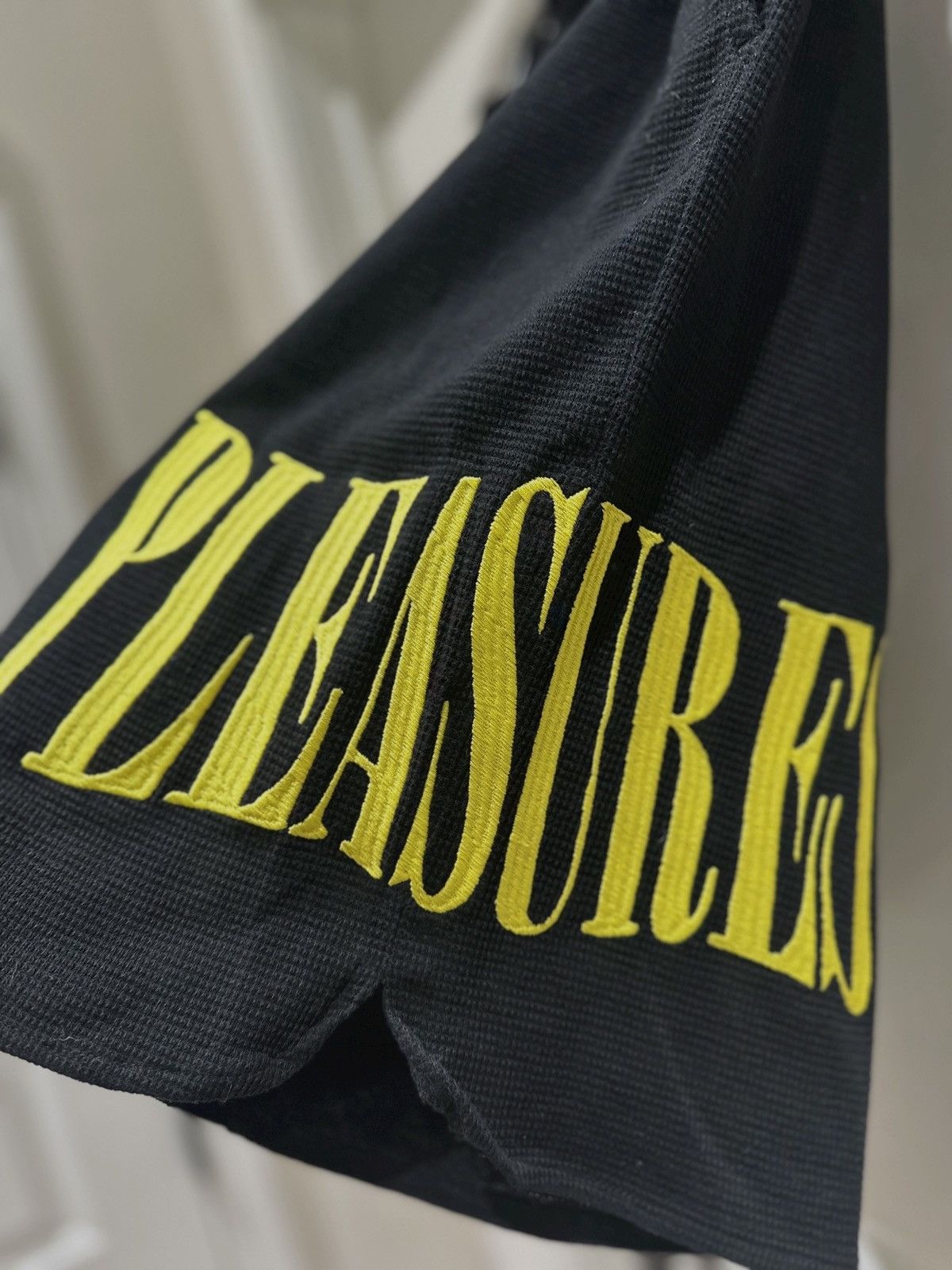PLEASURES WAFFLE KNIT LOGO SHORTS (2XL)