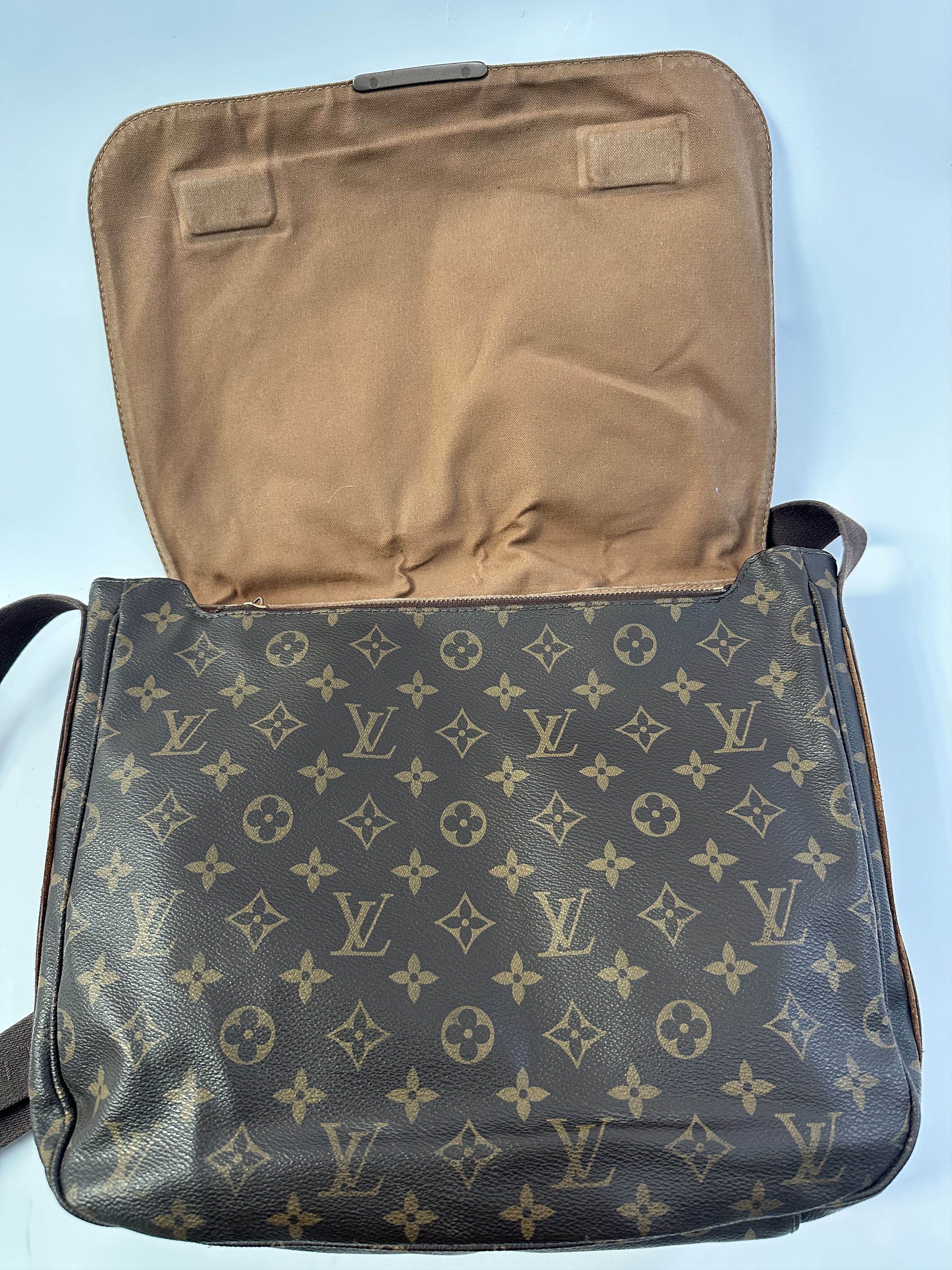Louis Vuitton LOUIS VUITTON Monogram Beaubourg MM Messenger Bag Size ONE SIZE - 7 Thumbnail