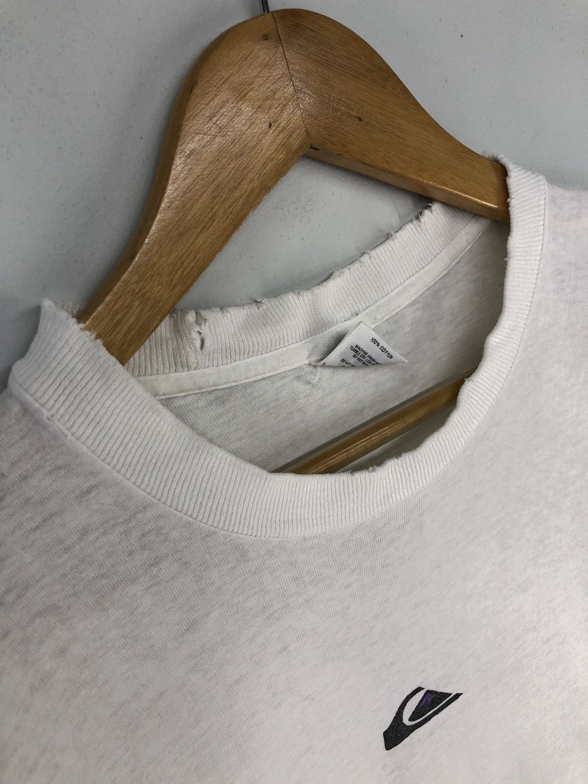 Quiksilver Vintage Quiksilver Center Logo Backhit Distressed Tshirt Size US M / EU 48-50 / 2 - 6 Thumbnail