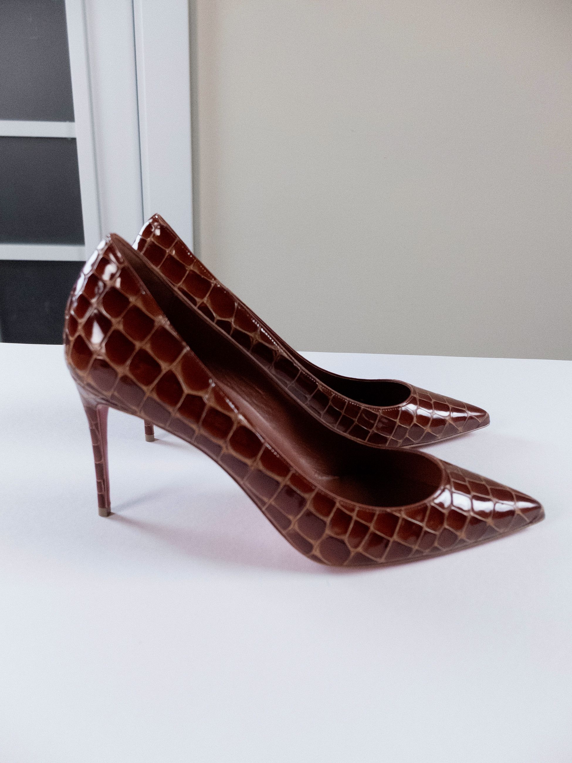 Christian Louboutin CHRISTIAN LOUBOUTIN Kate brown alligator embossed pumps 11 Size US 11 / IT 41 - 6 Thumbnail