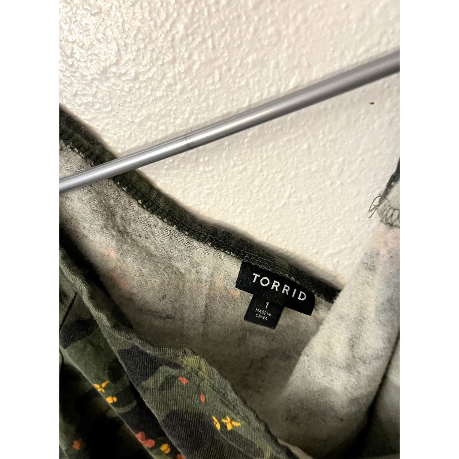 Torrid Torrid Callie Sweatshirt 1X Green Camo Floral Asymmetrical Off Shoulder Size Size XL / US 12-14 / IT 48-50 - 2 Thumbnail