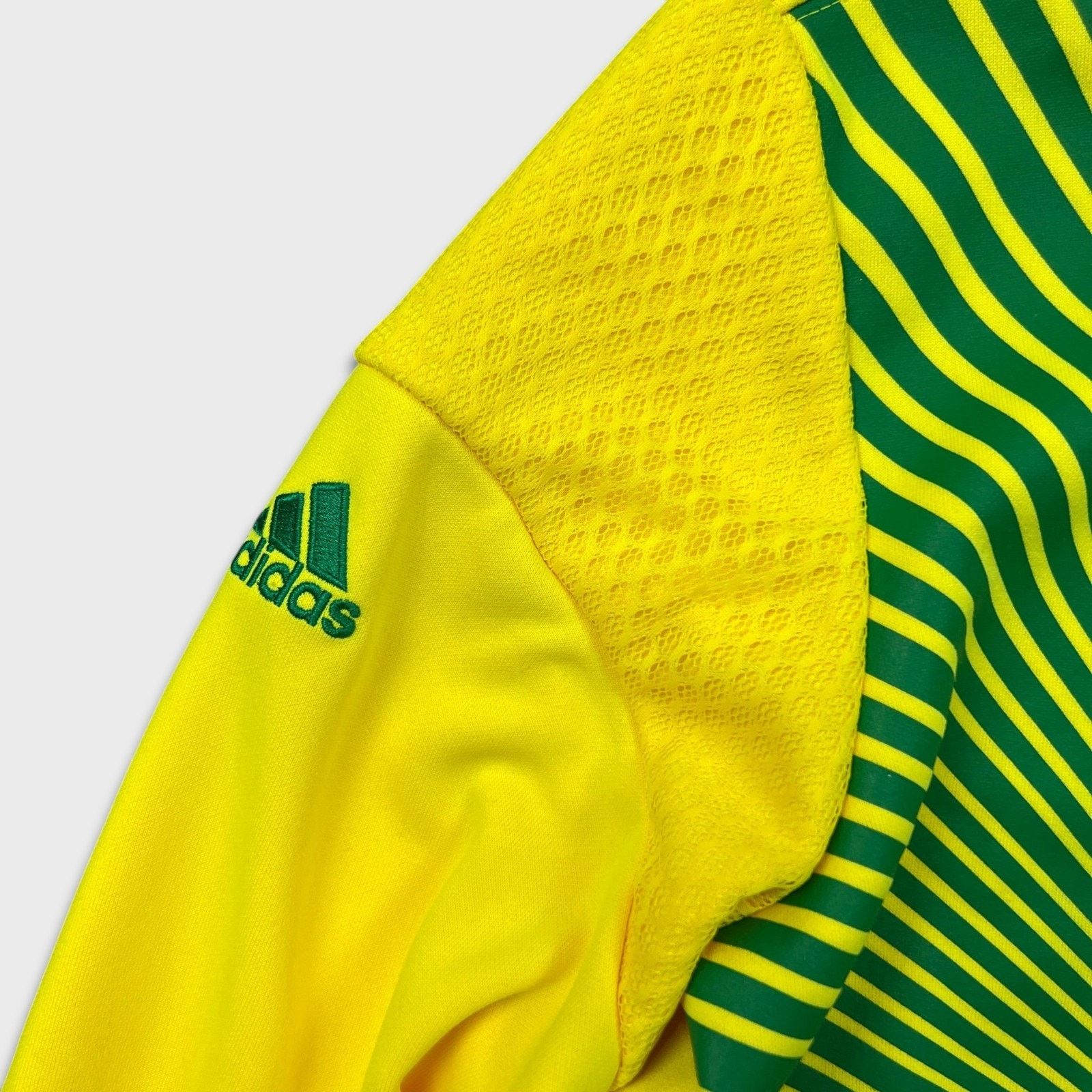 Adidas 2010 Adidas Brazil Track Jacket Medium South Africa FIFA Size US M / EU 48-50 / 2 - 3 Thumbnail