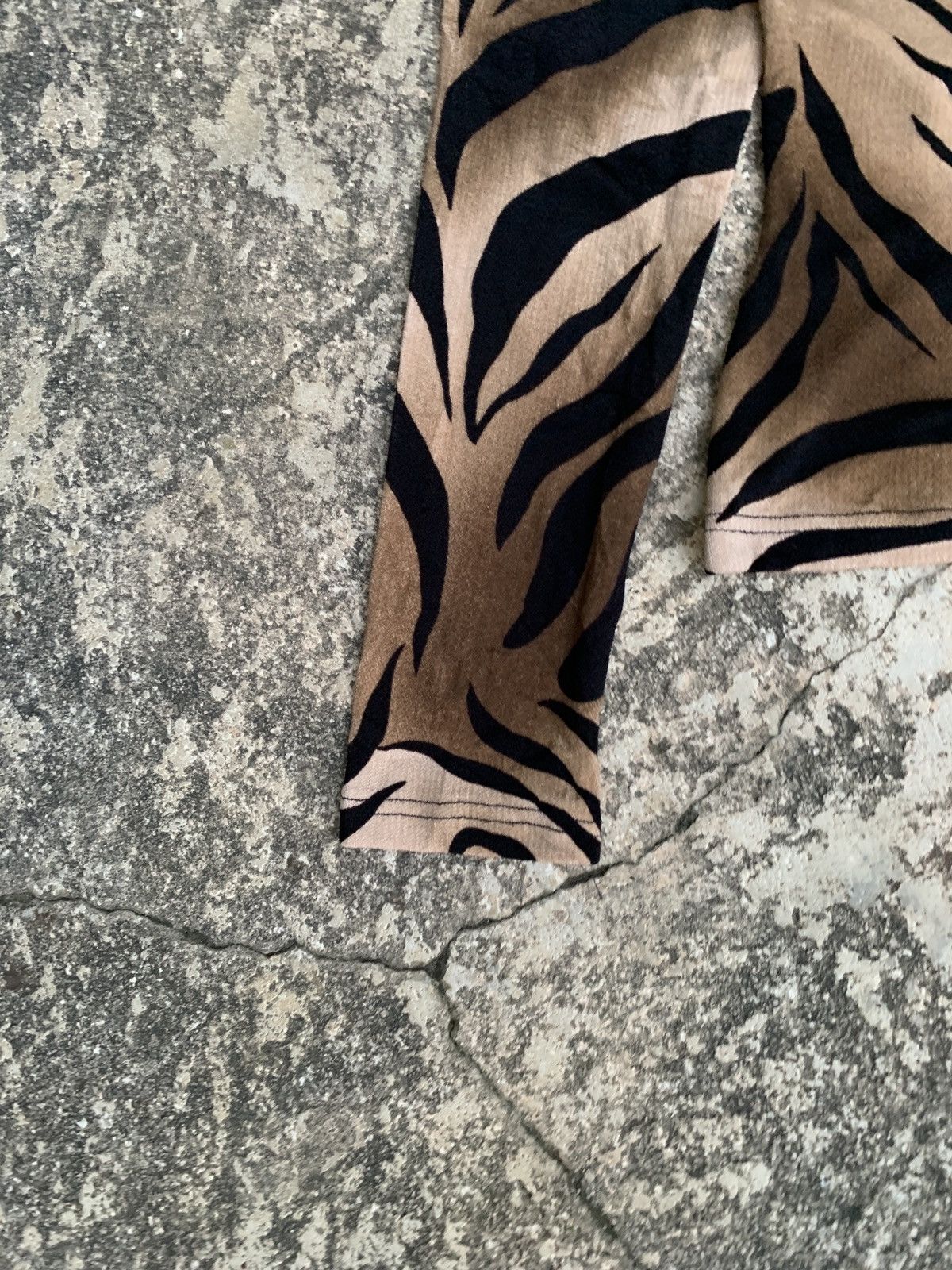 Japanese Brand y2k Sexy LuLu Tiger Skin Pattern Fitted Turtleneck Top Size S / US 4 / IT 40 - 4 Thumbnail
