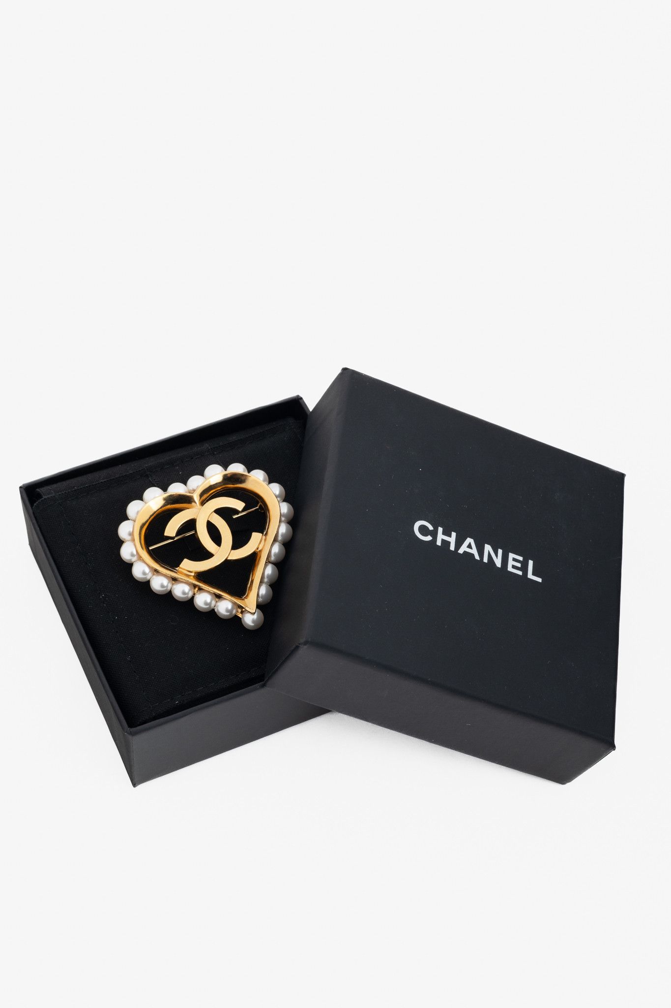 Chanel Chanel 19K Gold-Tone Faux-Pearl-Embellished CC-Heart Brooch Size ONE SIZE - 4 Thumbnail
