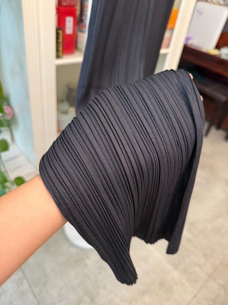 Issey Miyake Issey Miyake size:4 Black pleated straight-leg pants Size 31" - 2 Thumbnail