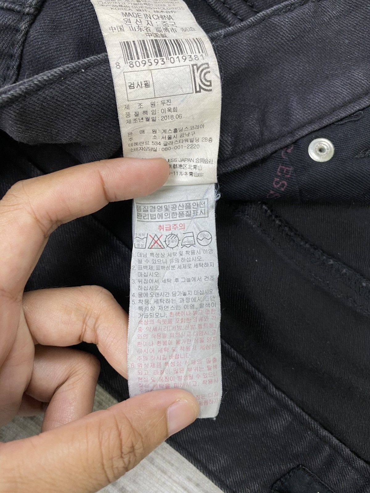 Guess × Japanese Brand × Vintage Vintage Guess Los Angeles Metal Logo All Black Denim Pants Size US 34 / EU 50 - 13 Thumbnail