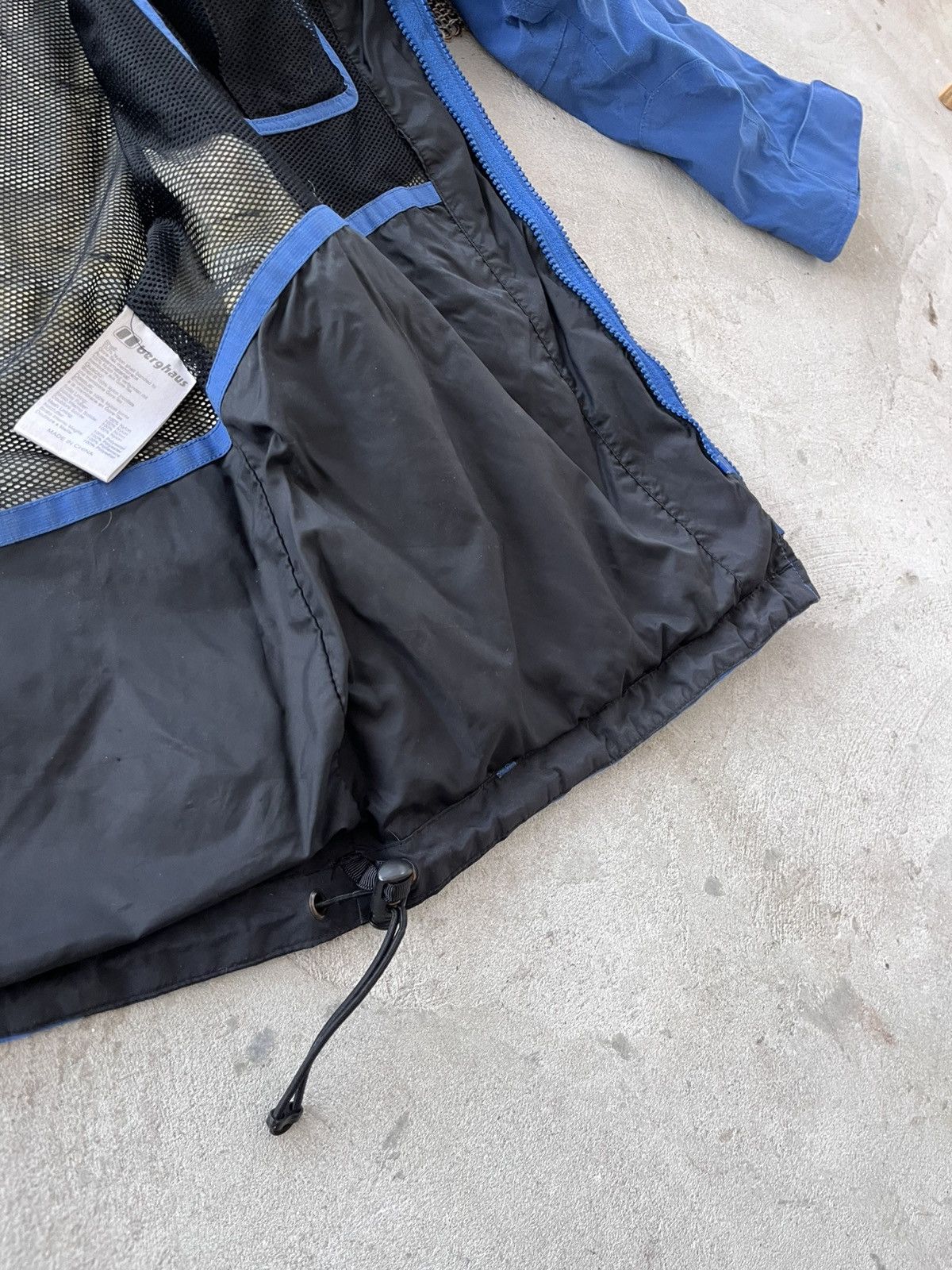 Berghaus Vintage Berghaus GoreTex Navy Black Windbreaker Jacket Y2K Size US L / EU 52-54 / 3 - 22 Thumbnail