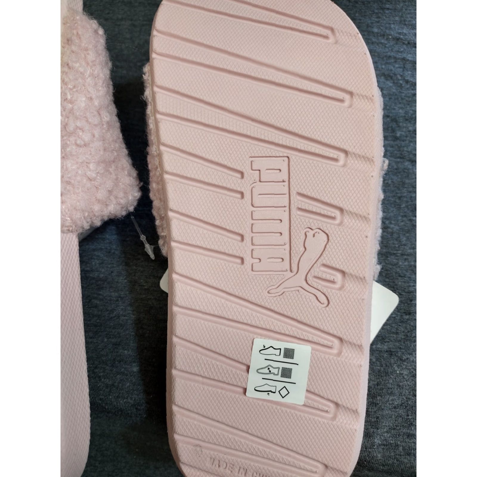 Puma PUMA X Cool Cat Sandals Slip On Pink Faux Fur Sherpa Logo Size 4C Junior Boys Shoes Size US 5.5 / IT 35.5 - 2 Thumbnail