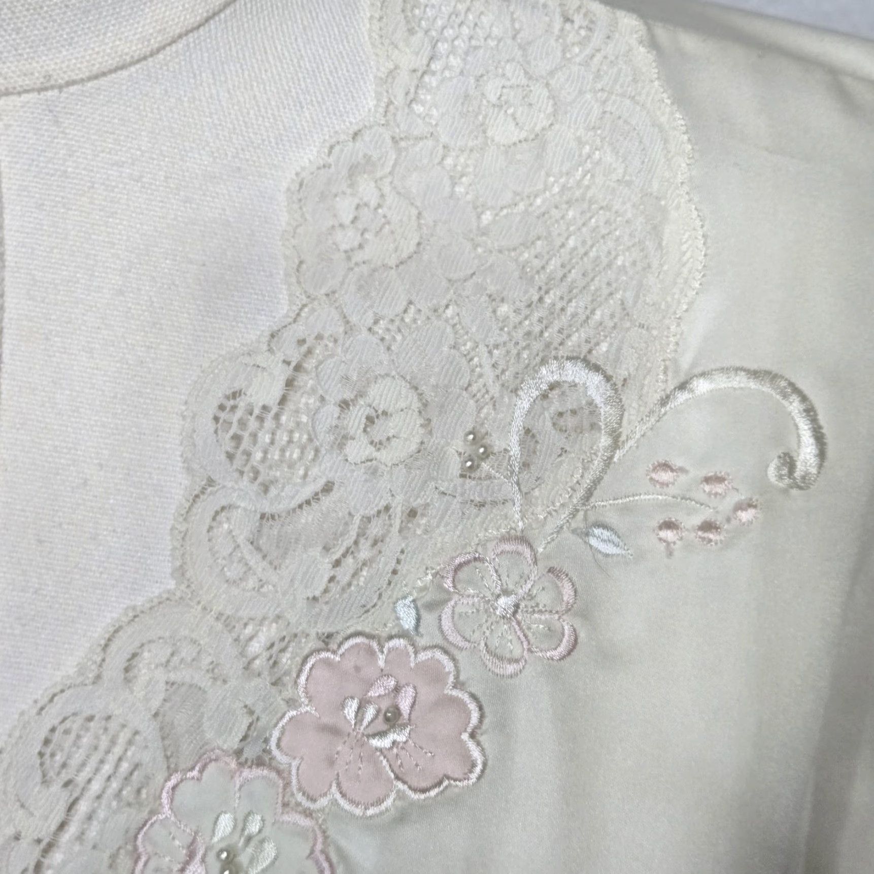 Vintage Sara Beth Robe Womens Medium Ivory Satin Lace Trim Floral Embroidered Belted Size ONE SIZE - 4 Thumbnail