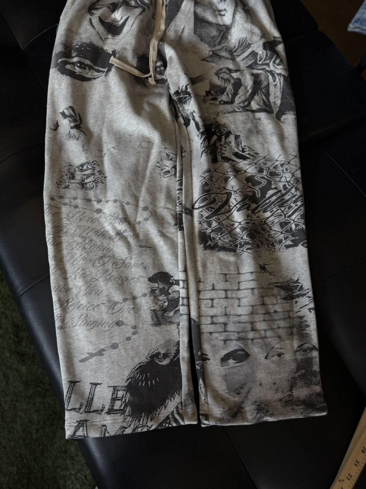 Vale Vale Valley Mural Sweatpants Size Small (NEW) Size US 30 / EU 46 - 2 Thumbnail