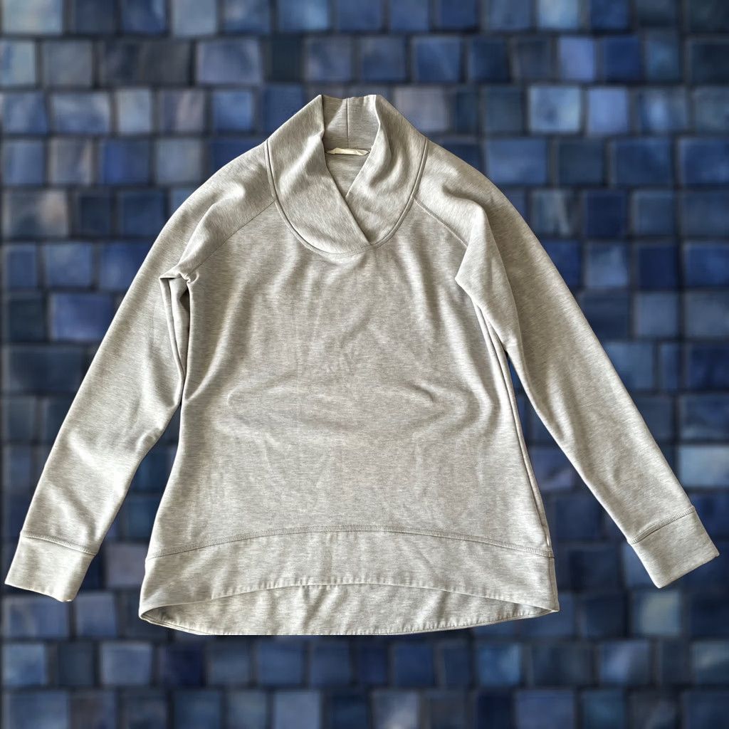 Athleta Athleta Sweater Pullover Gray Size M Women's Long Sleeve Classic Knit Size M / US 6-8 / IT 42-44 - 1 Thumbnail