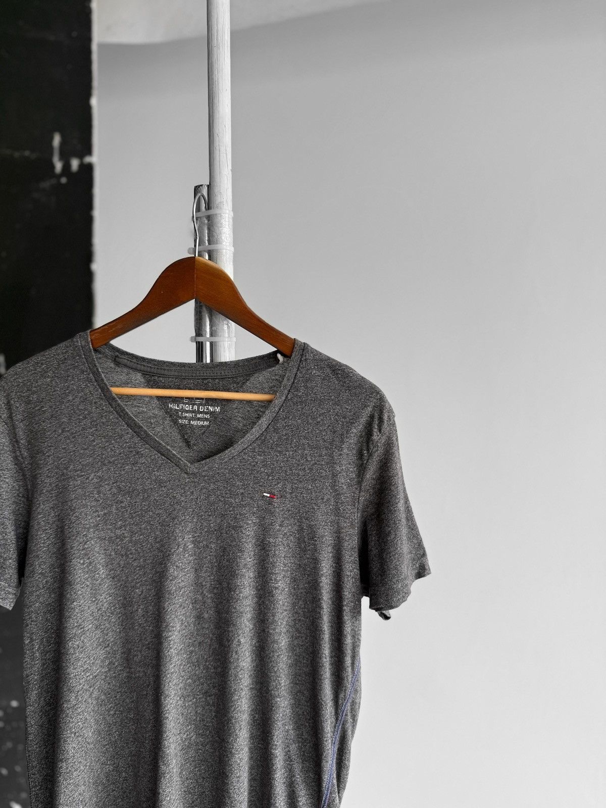 Tommy Hilfiger Tommy Hilfiger V-Neck Short Sleeve Solid Pattern T-Shirt Size US M / EU 48-50 / 2 - 2 Thumbnail