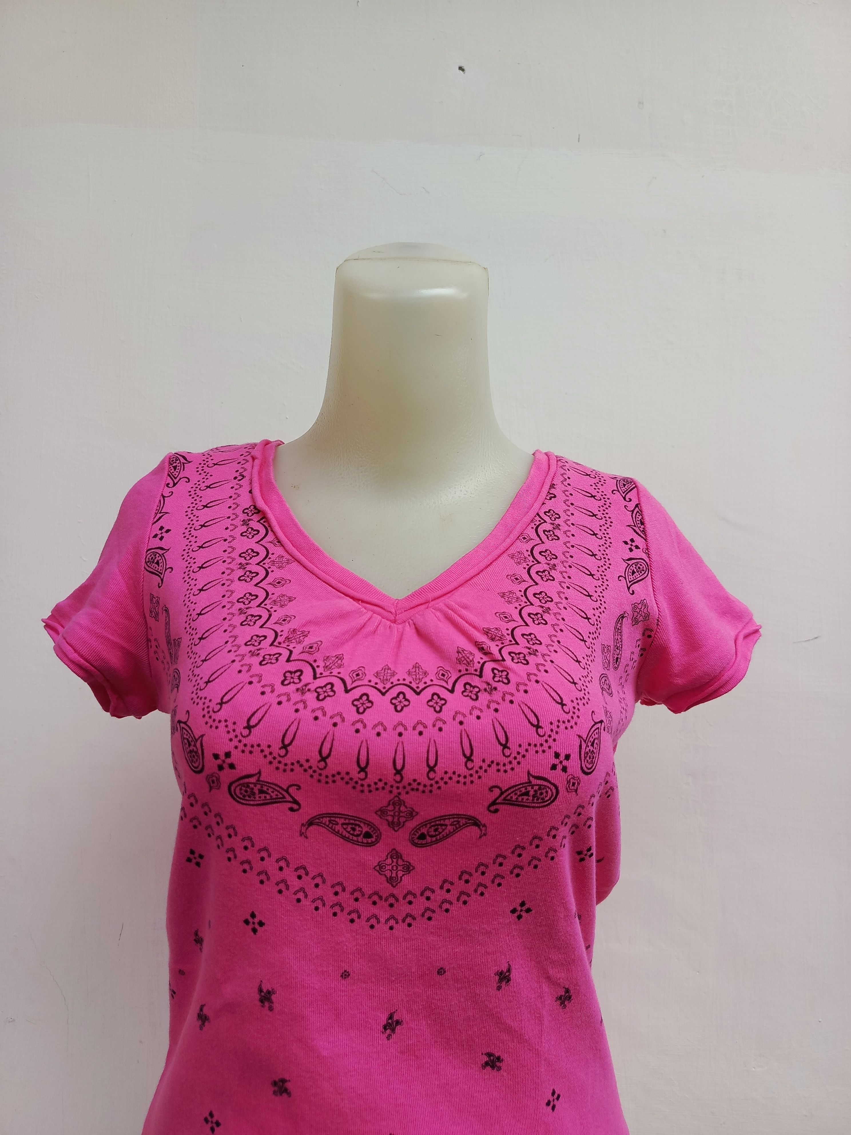Japanese Brand Y2K Cache Pink Graphic Tee Bandana Paisley V-Neck Top Size M / US 6-8 / IT 42-44 - 2 Thumbnail
