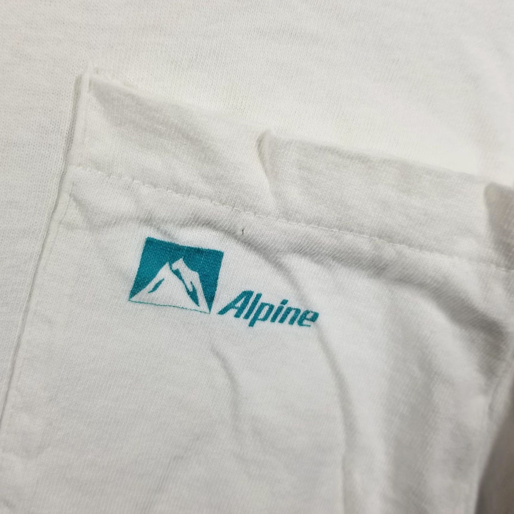 Fruit Of The Loom VINTAGE Alpine Pocket Tee Mountain Graphic Made USA Men XL White T-Shirt Canvas 90s Mens Size US XL / EU 56 / 4 - 3 Thumbnail