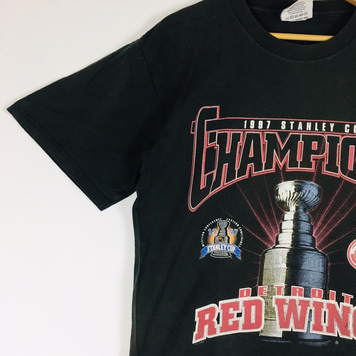 Lee × NHL × Nutmeg Vintage 1997 Faded Stanley Cup Detroit Red Wings Size US M / EU 48-50 / 2 - 4 Thumbnail