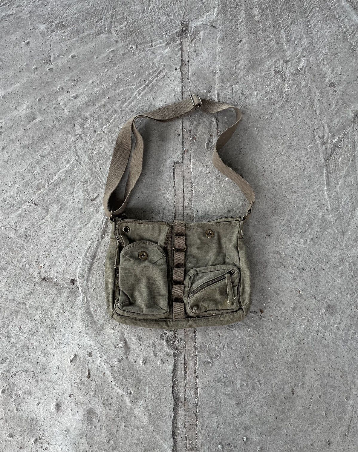Japanese Brand × Vintage Vintage Y2K Japanese Multi Pocket Crossbody Military Bag Size ONE SIZE - 1 Thumbnail