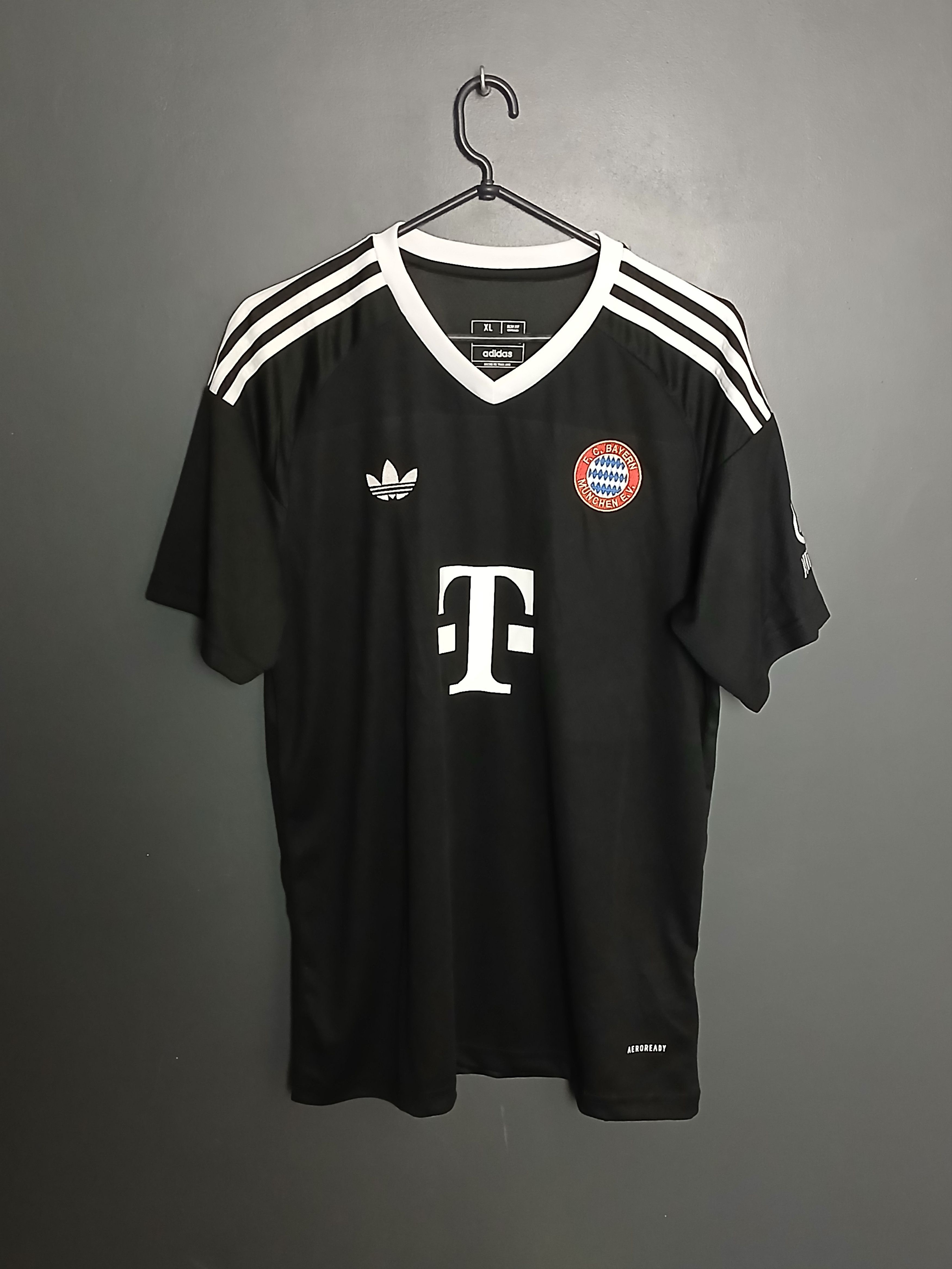 Other Bayern Munich 24/25 Third Goalkeeper Football Jersey T-Shirt Size US XL / EU 56 / 4 - 1 Thumbnail