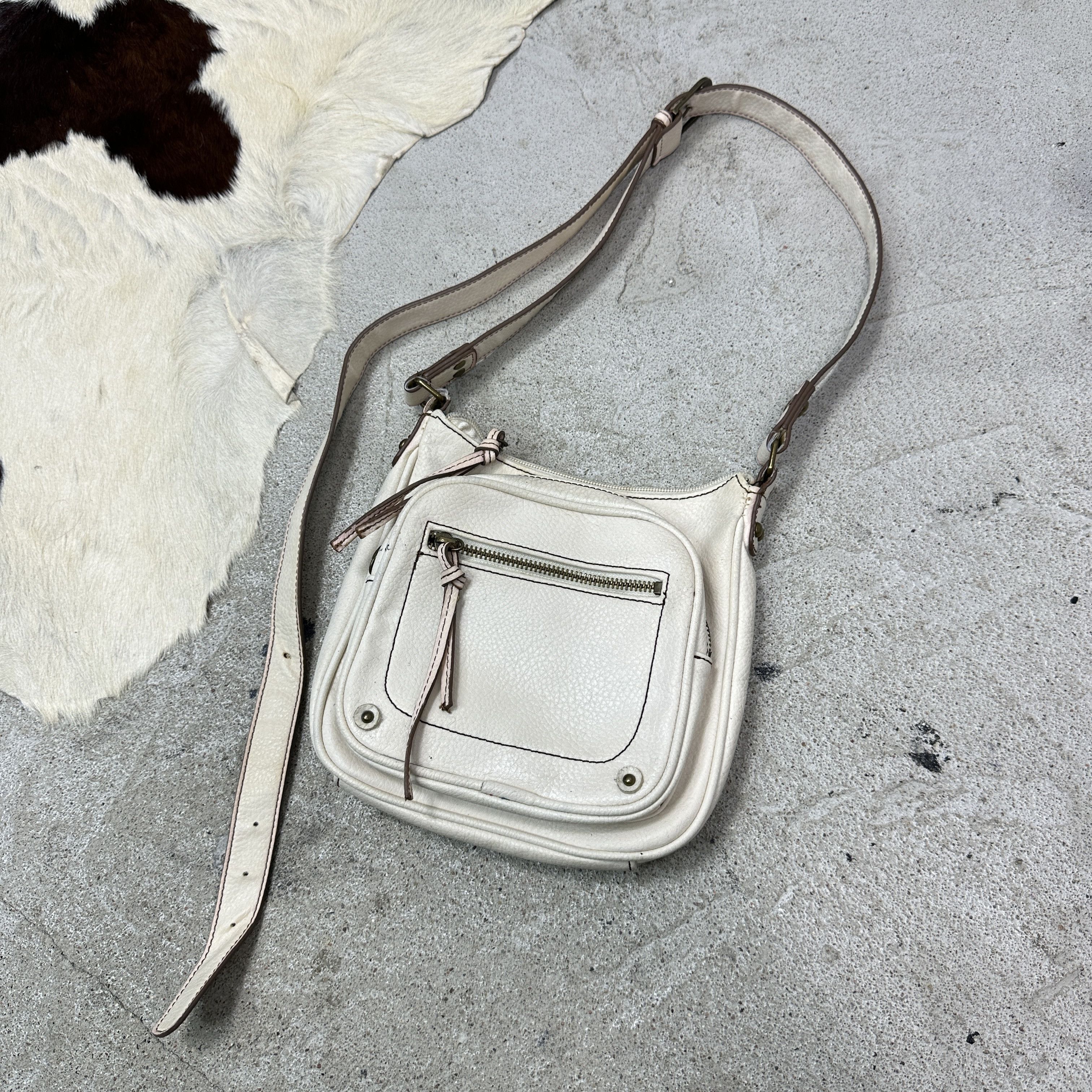 Vintage Vintage Avant Garde Leather Cream Crossbody Bag Y2K Size ONE SIZE - 2 Thumbnail