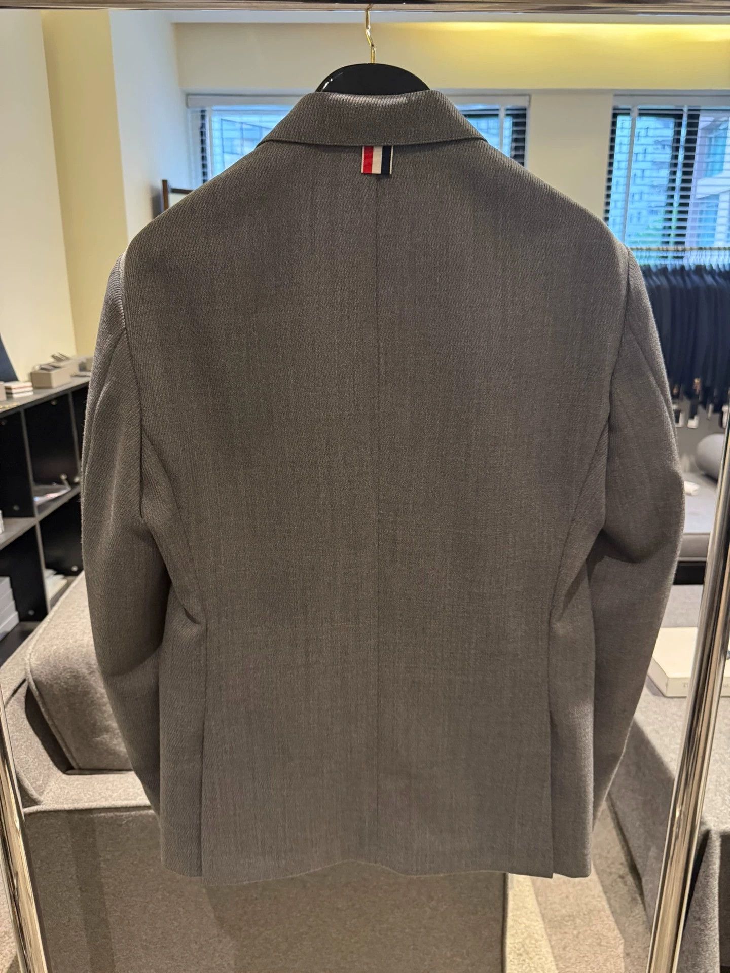 Thom Browne Thom Browne Tricolor Neck Slim Suit Mid-Gray Size4 Size US XL / EU 56 / 4 - 2 Thumbnail
