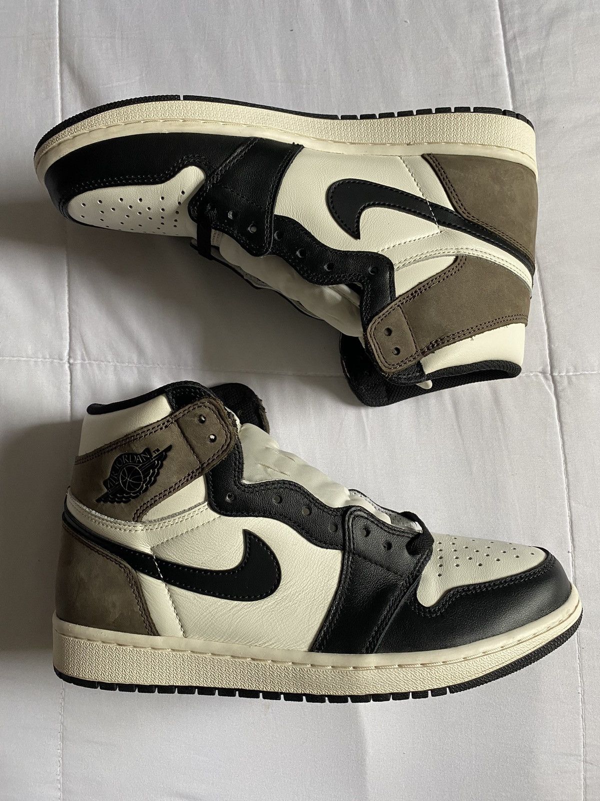 Jordan Brand × Nike Air Jordan 1 Retro High OG Dark Mocha Size US 9 / EU 42 - 1 Thumbnail