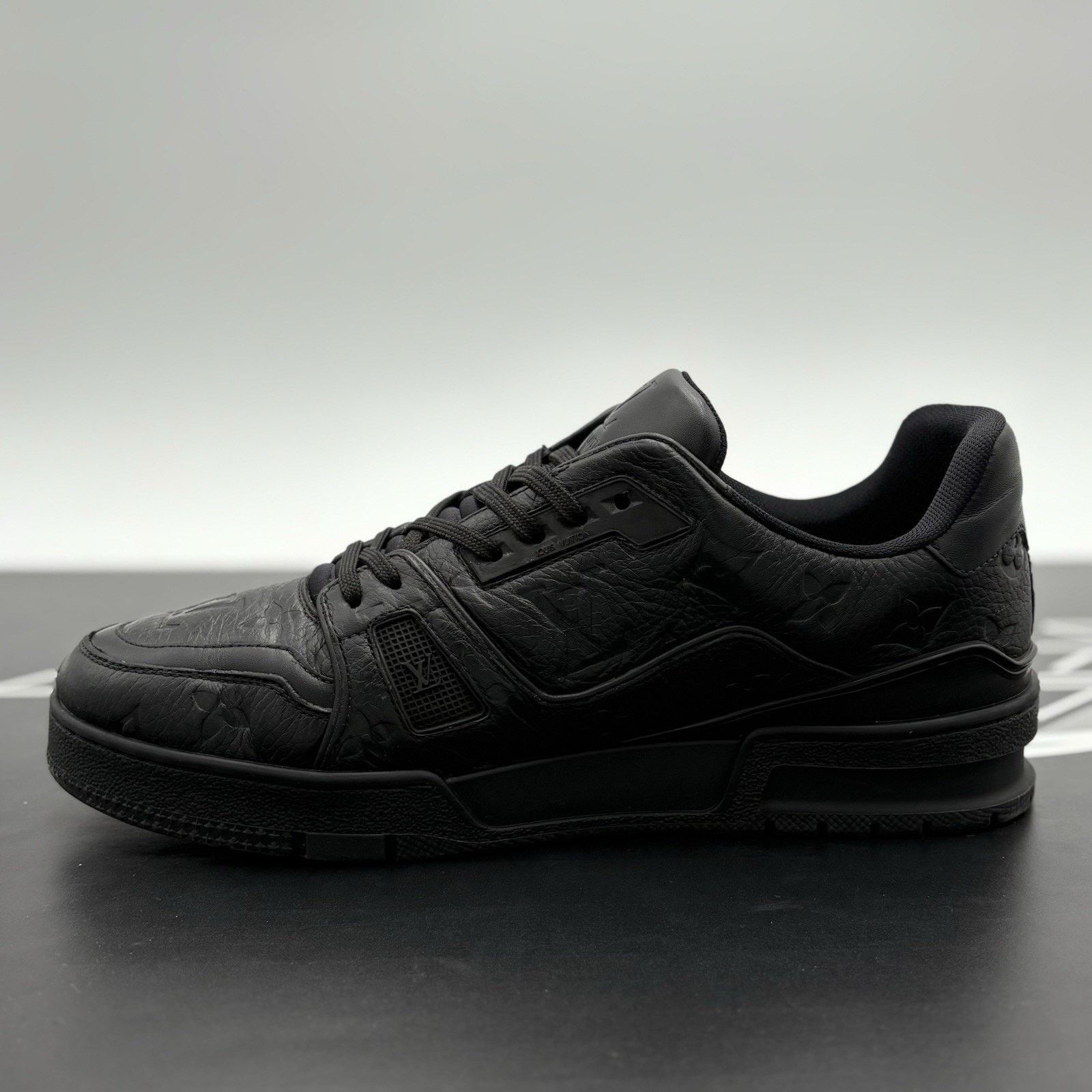 Louis Vuitton (US 7-7.5) Louis Vuitton Trainer ' Black ' | GOOD CONDITION! Size US 7.5 / EU 40-41 - 4 Thumbnail