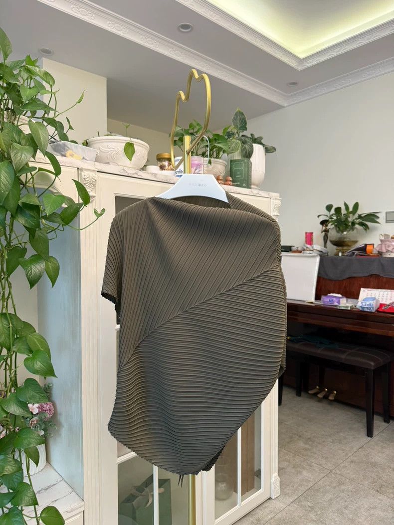 Issey Miyake Issey Miyake size:2 Khaki asymmetrical pleated vest Size S / US 4 / IT 40 - 2 Thumbnail
