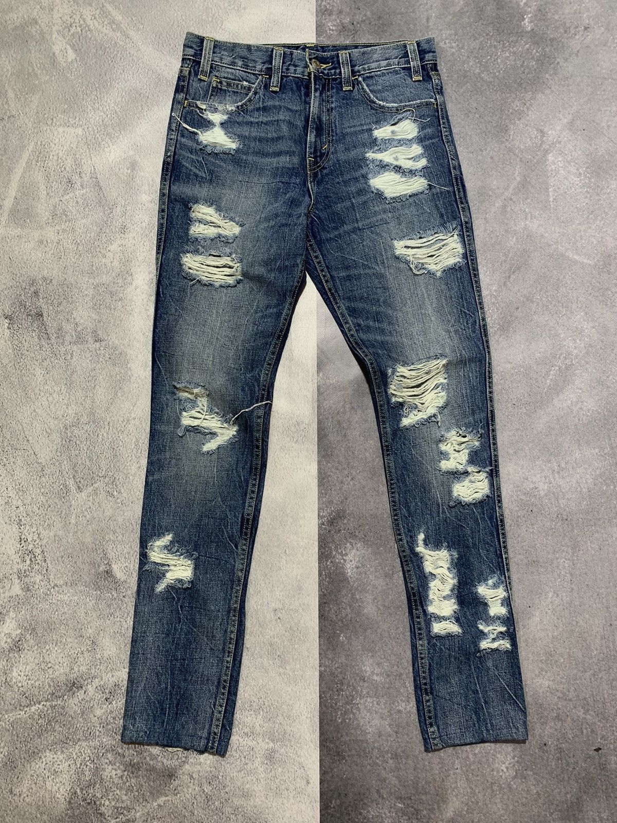 Vintage Y2K Levi’s denim jeans distressed style size 27