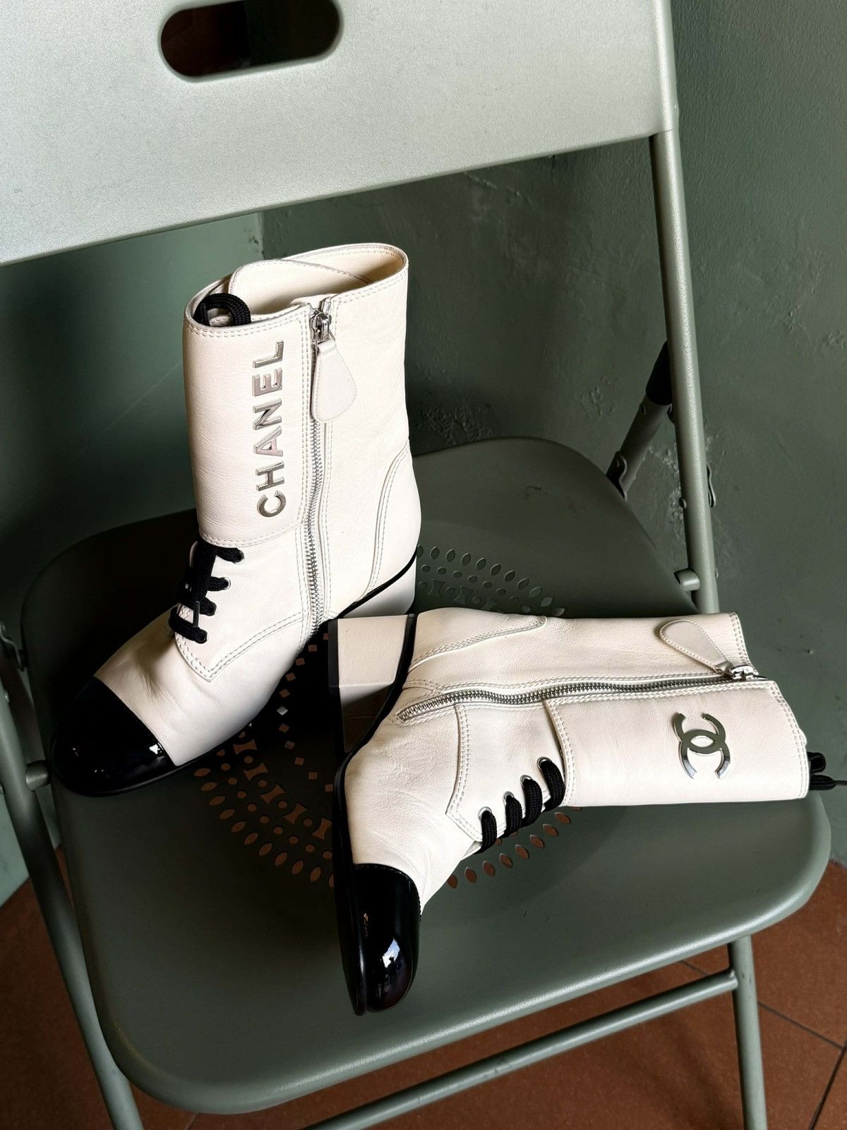 Chanel Chanel 19B Two Bone Signature Logo Lace-up Leather Boots Size US 7 / IT 37 - 2 Thumbnail