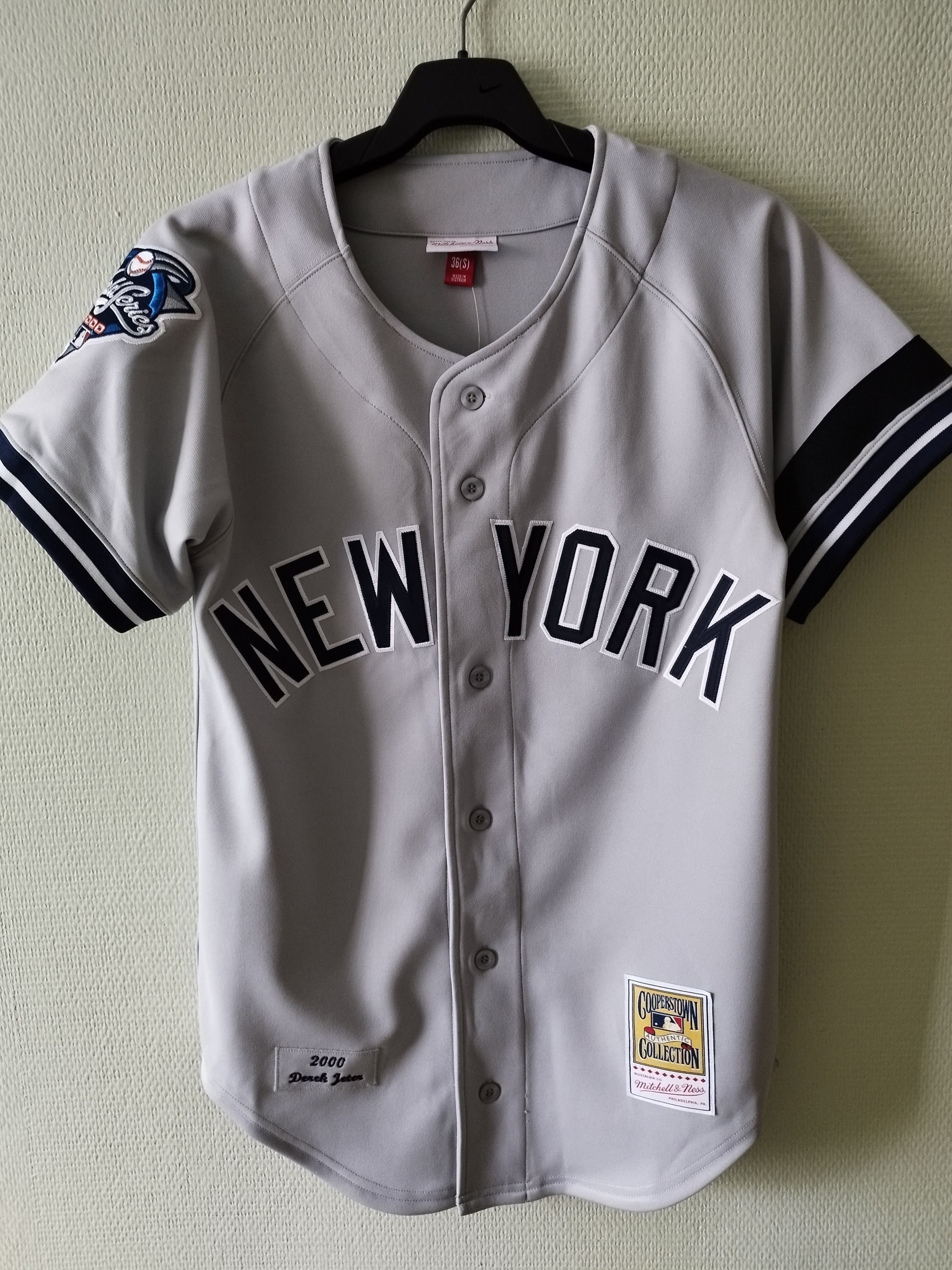 Mitchell & Ness Derek Jeter New York Yankees 2000 Authentic Throwback Jersey Size US S / EU 44-46 / 1 - 10 Thumbnail