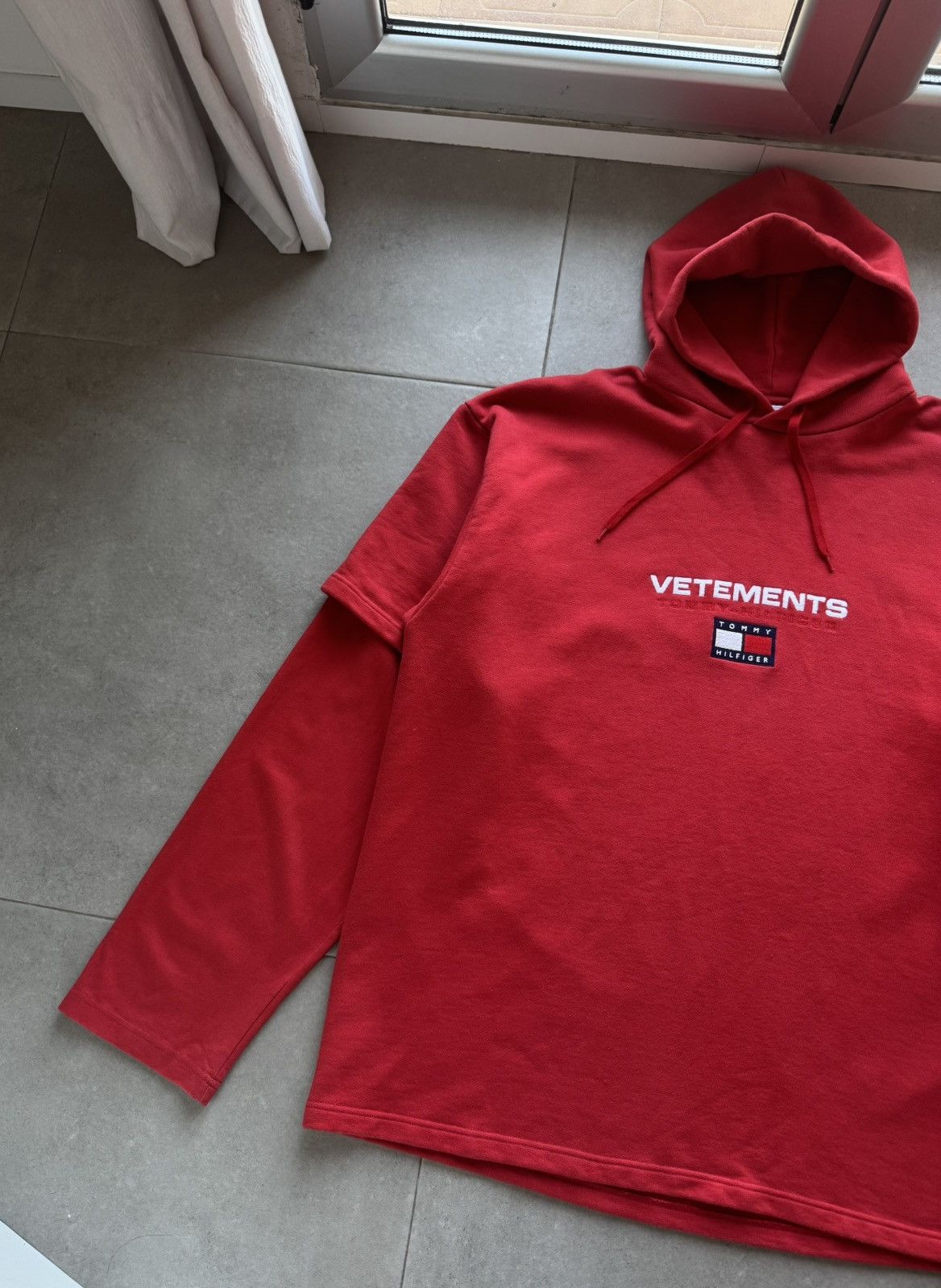 Tommy Hilfiger × Vetements Vetements X Tommy Hilfiger Red Oversize M Size Cotton Hoodie Pullover Sweatshirt Size US M / EU 48-50 / 2 - 2 Thumbnail