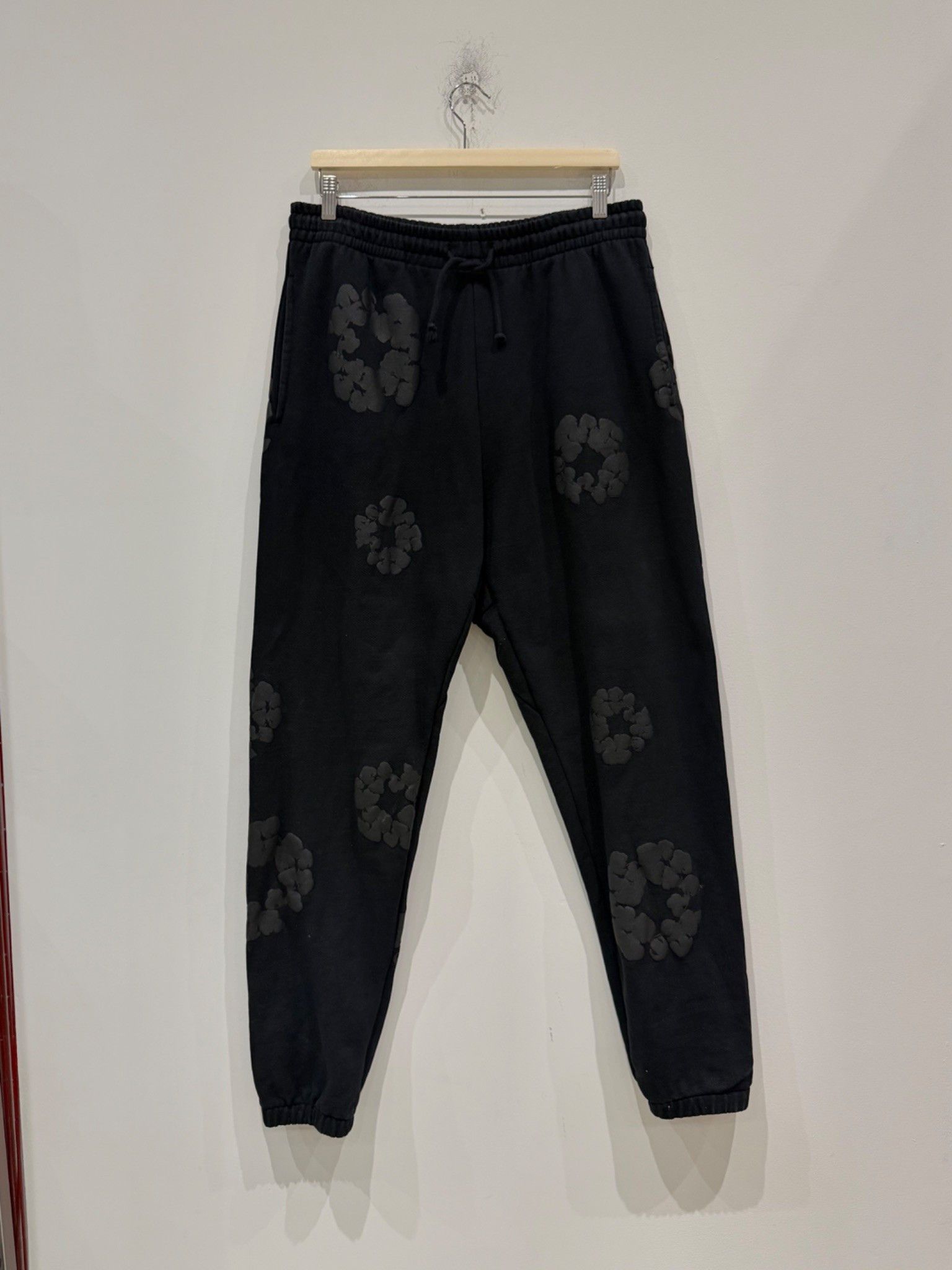 DENIM TEARS Denim Tears Cotton Wreath Sweatpants Black Monochrome Size US 34 / EU 50 - 1 Thumbnail