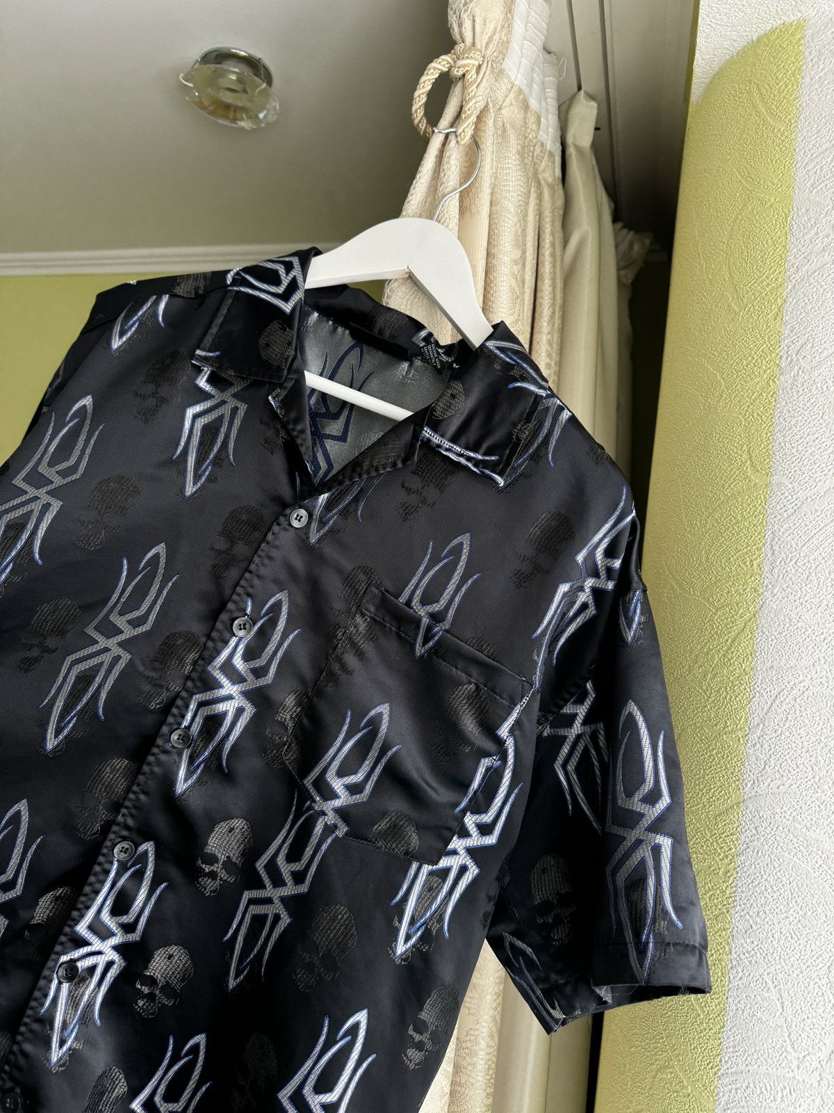 Japanese Brand Vintage Y2K Tribal Skull Short Sleeve Shirt Rave Avant Garde Size US L / EU 52-54 / 3 - 6 Thumbnail