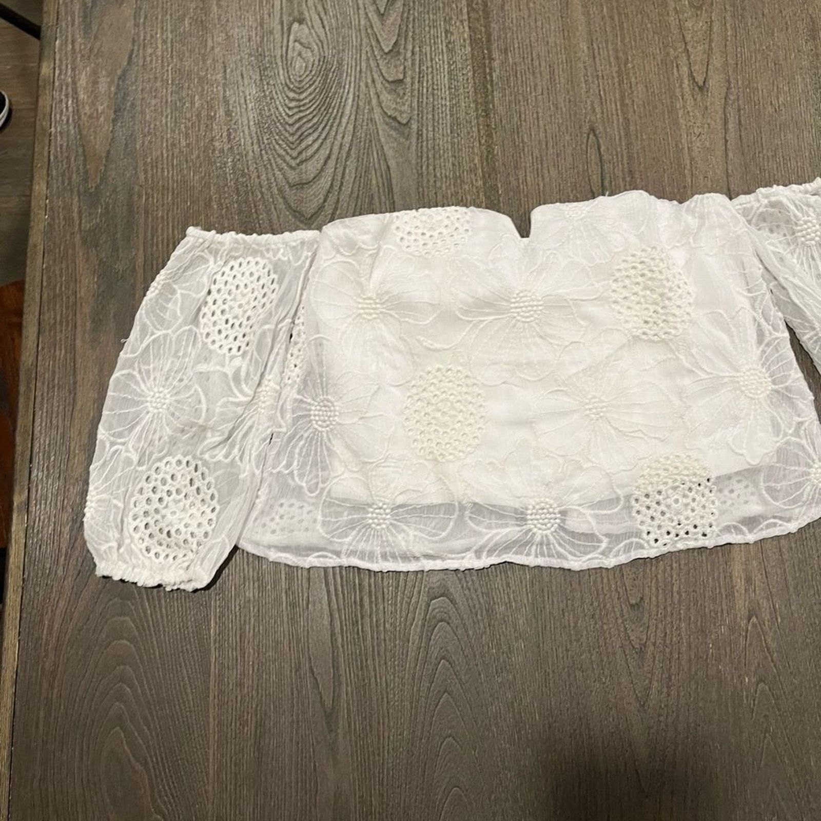 Guess NWOT Guess White Eyelet Lace Off-The-Shoulder Blouse Size S Size S / US 4 / IT 40 - 2 Thumbnail
