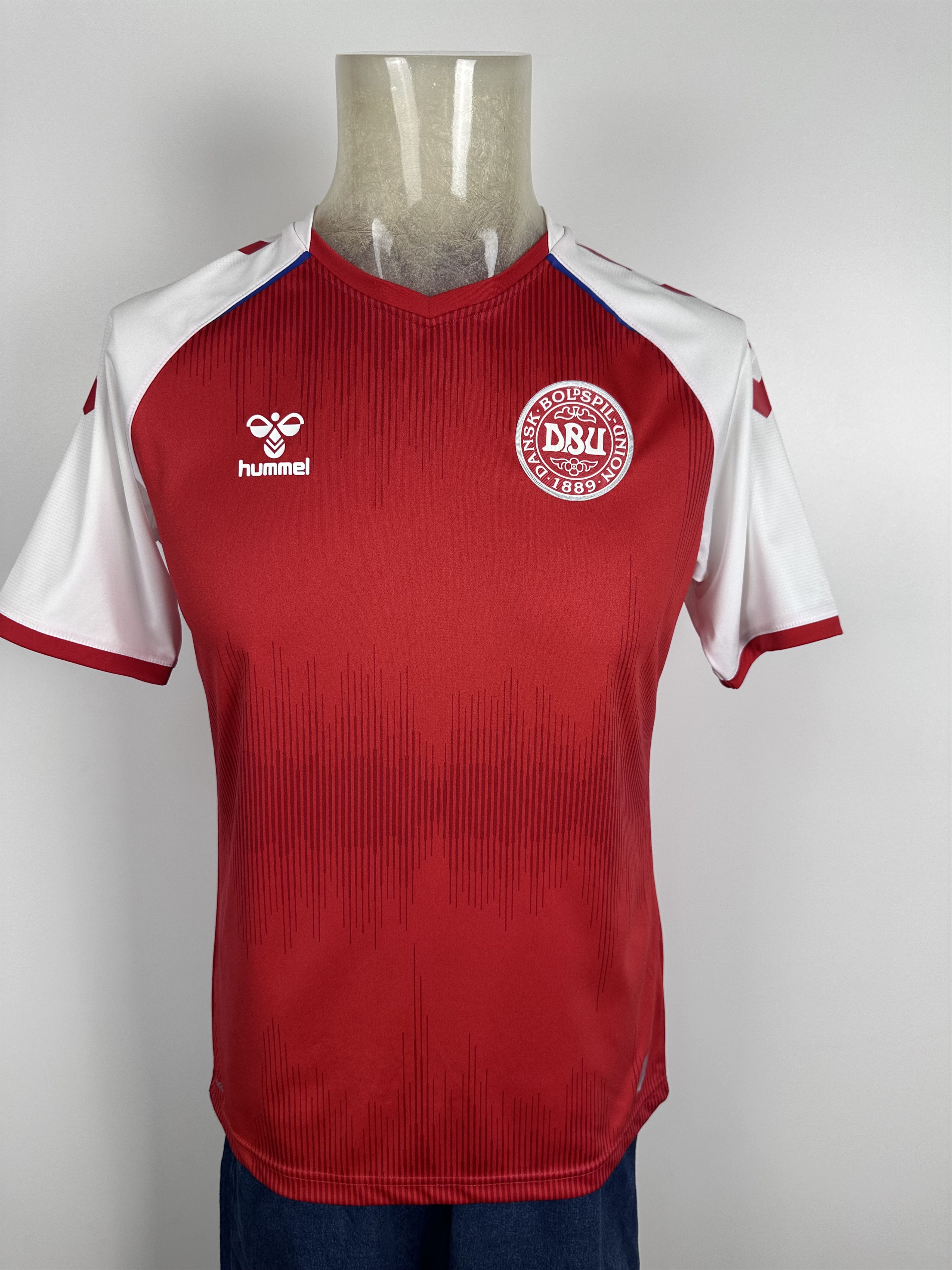 Hummel DENMARK 2021 2022 FOOTBALL SHIRT JERSEY #8 DELANEY HUMMEL Size US M / EU 48-50 / 2 - 4 Thumbnail
