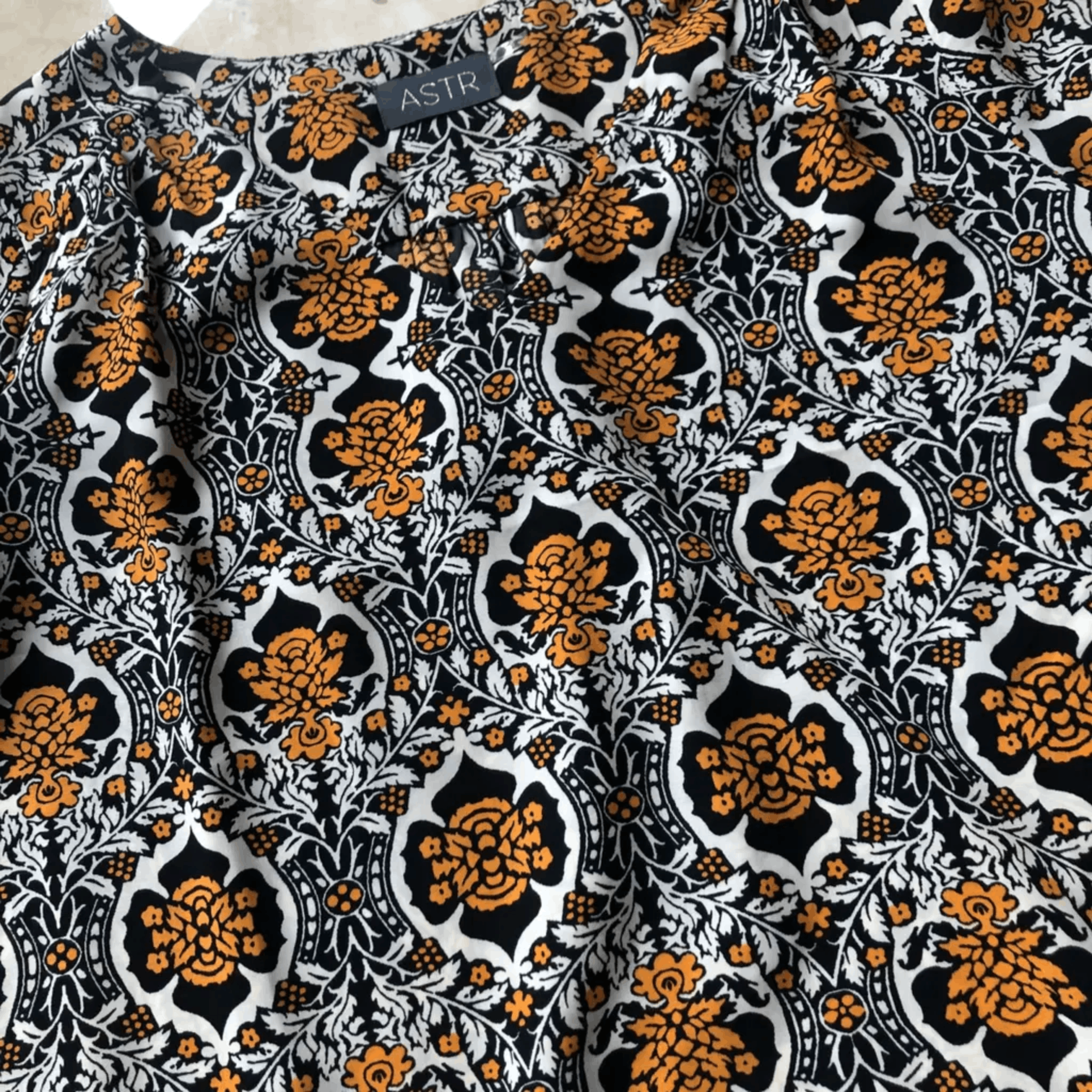 ASTR The Label ASTR The Label Cropped Floral Blouse Black/White/Orange Size M / US 6-8 / IT 42-44 - 4 Thumbnail