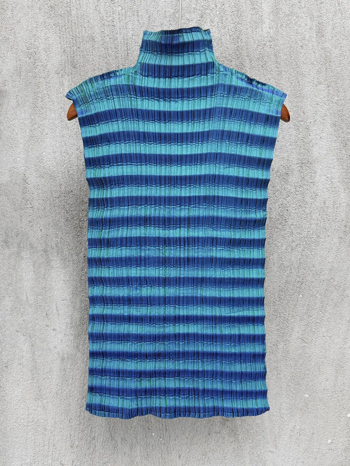 Issey Miyake Blue - green gradient horizontal striped wavy top Size M / US 6-8 / IT 42-44 - 1 Thumbnail